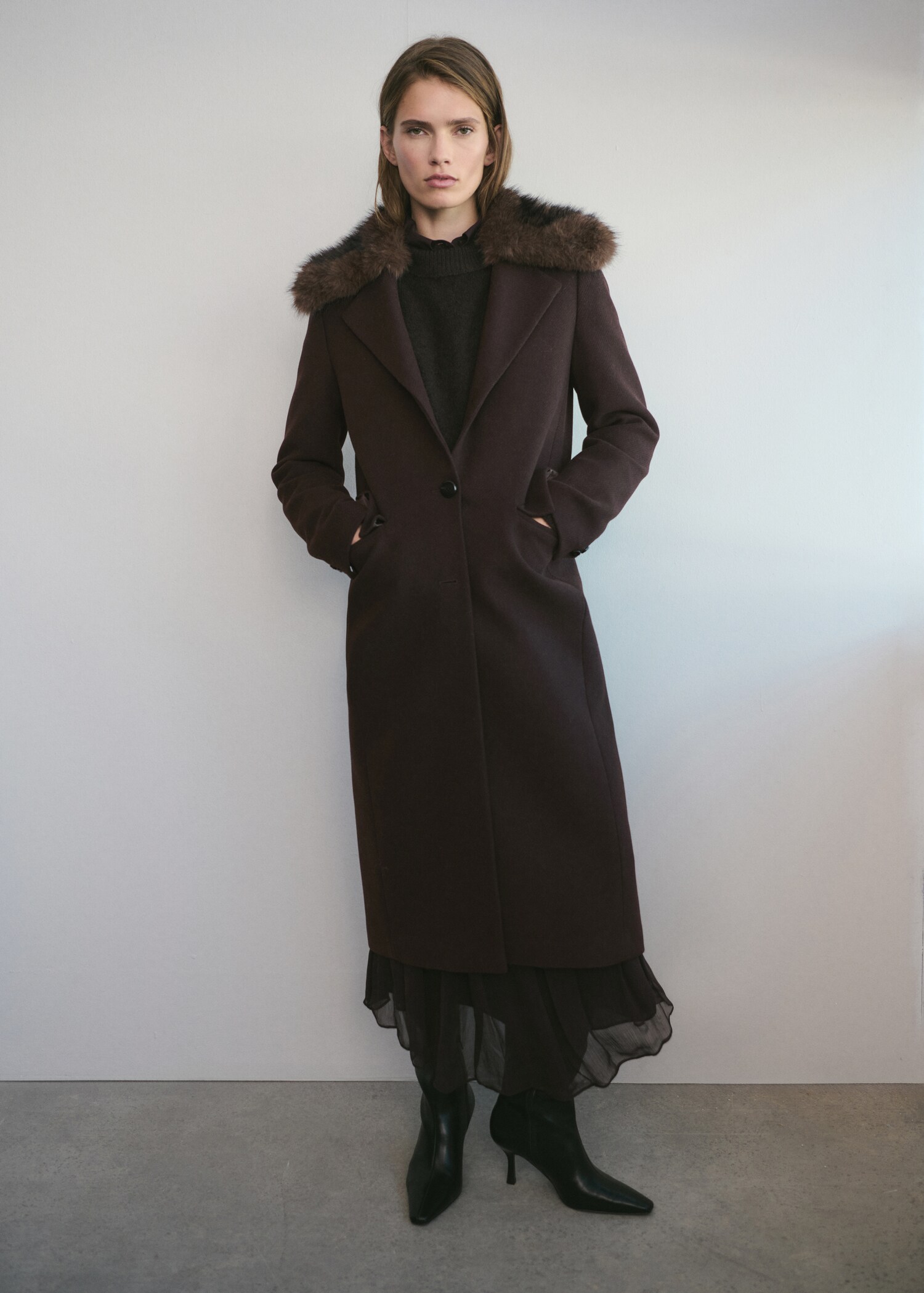 Wool coat with fur collar - General plane