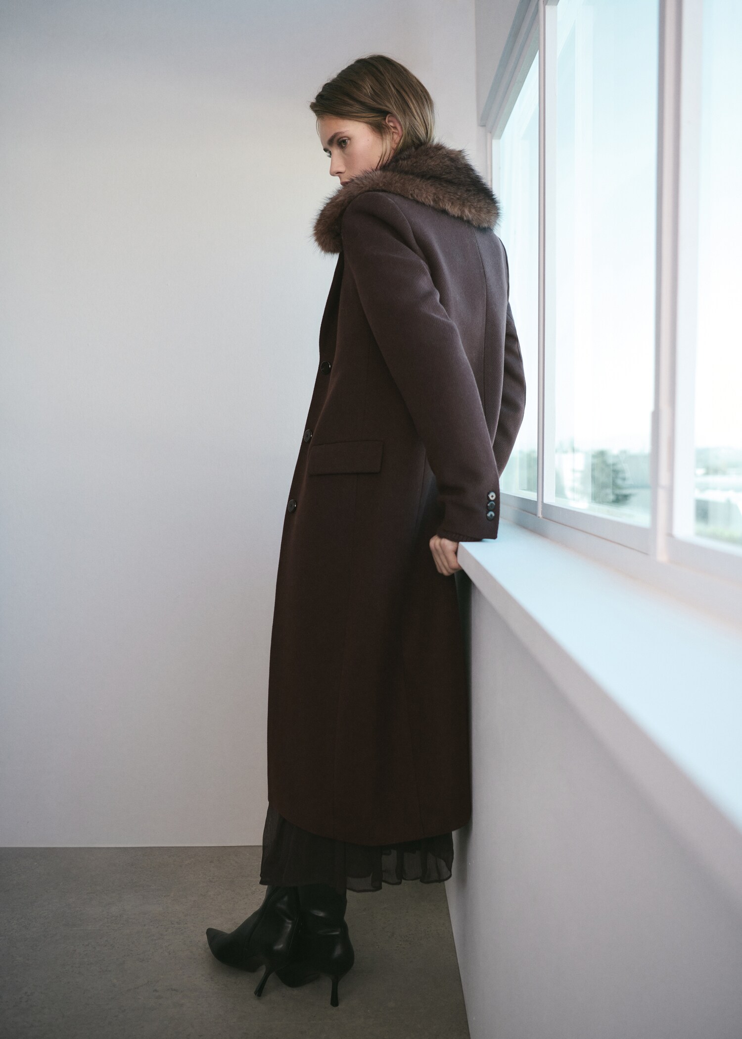 Wool coat with fur collar - Reverse of the article