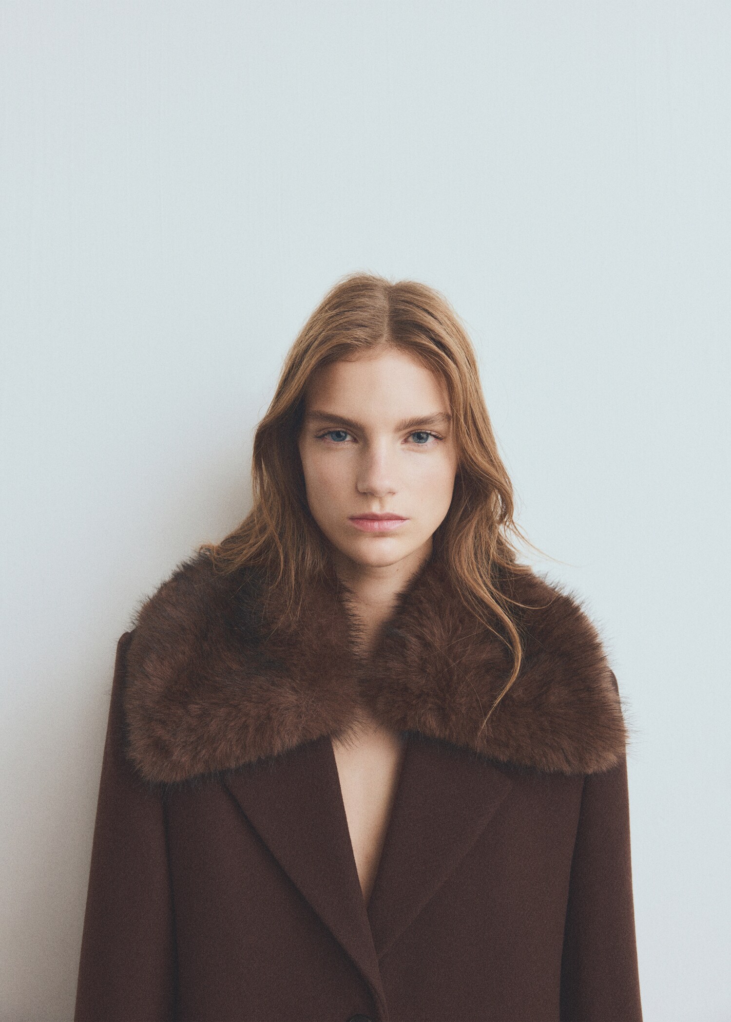 Wool coat with fur collar - Details of the article 1