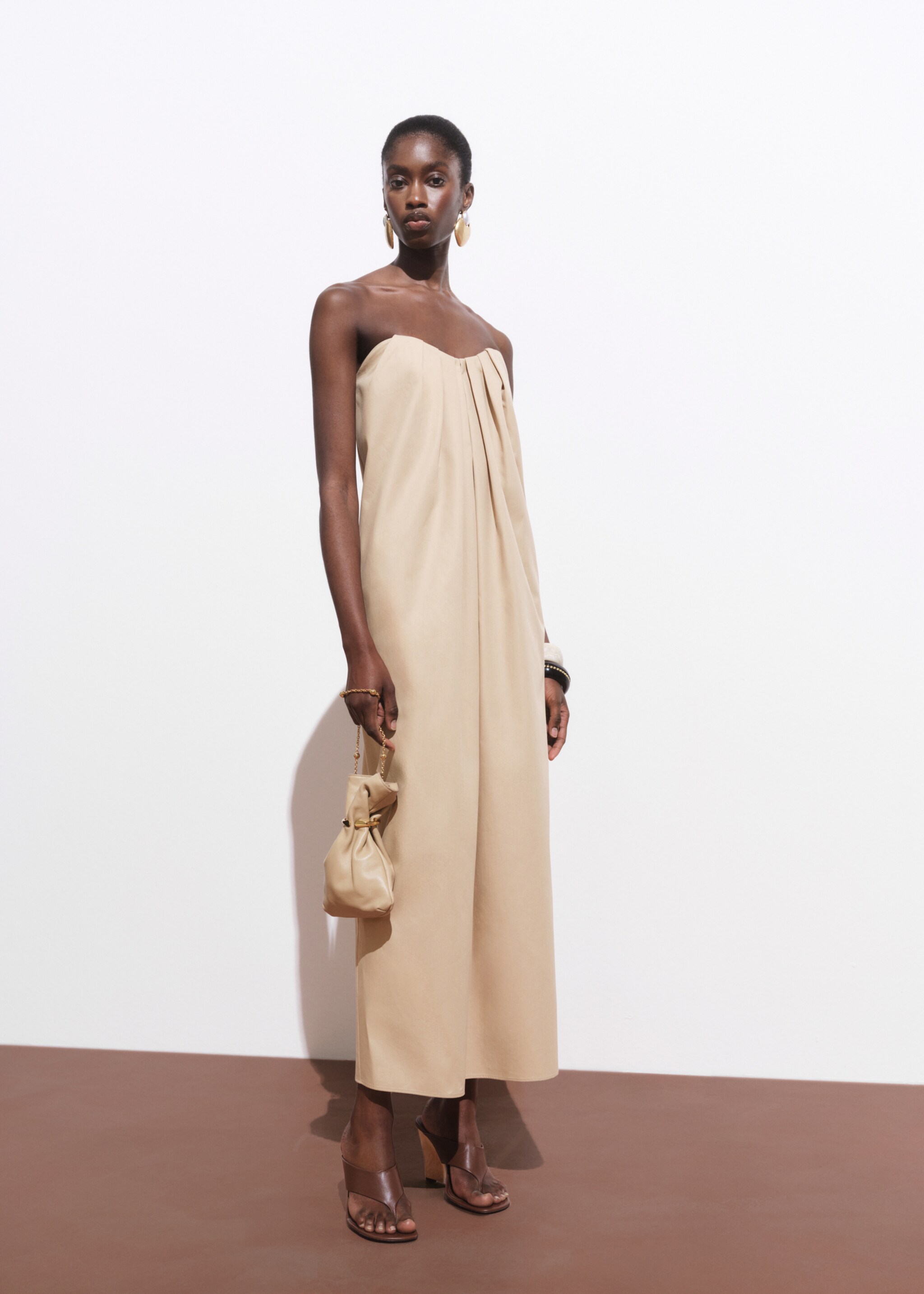 Long dress with sweetheart neckline - General plane