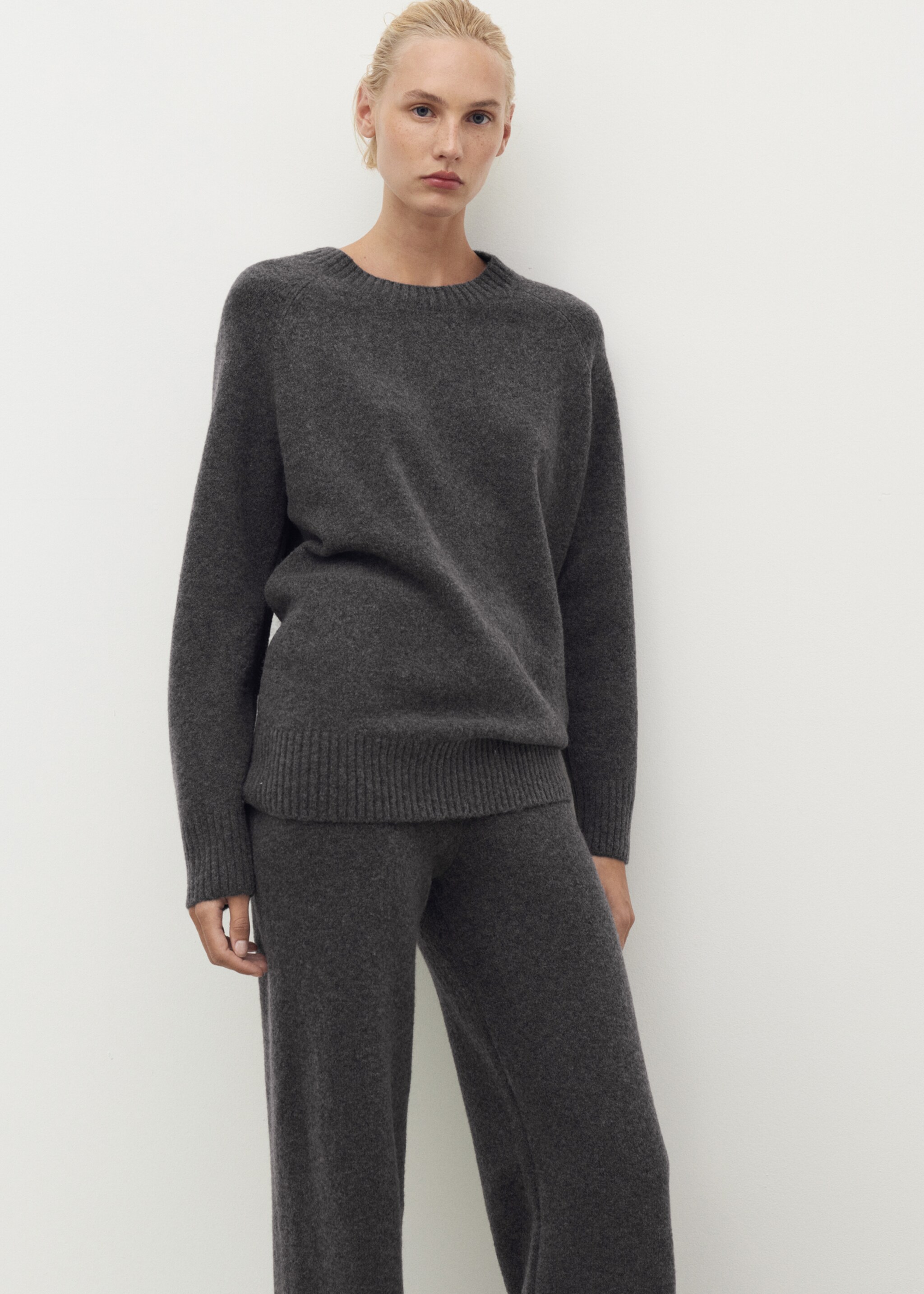 Round-neck knitted sweater - Medium plane, Charcoal. Ref: 17024102-01.