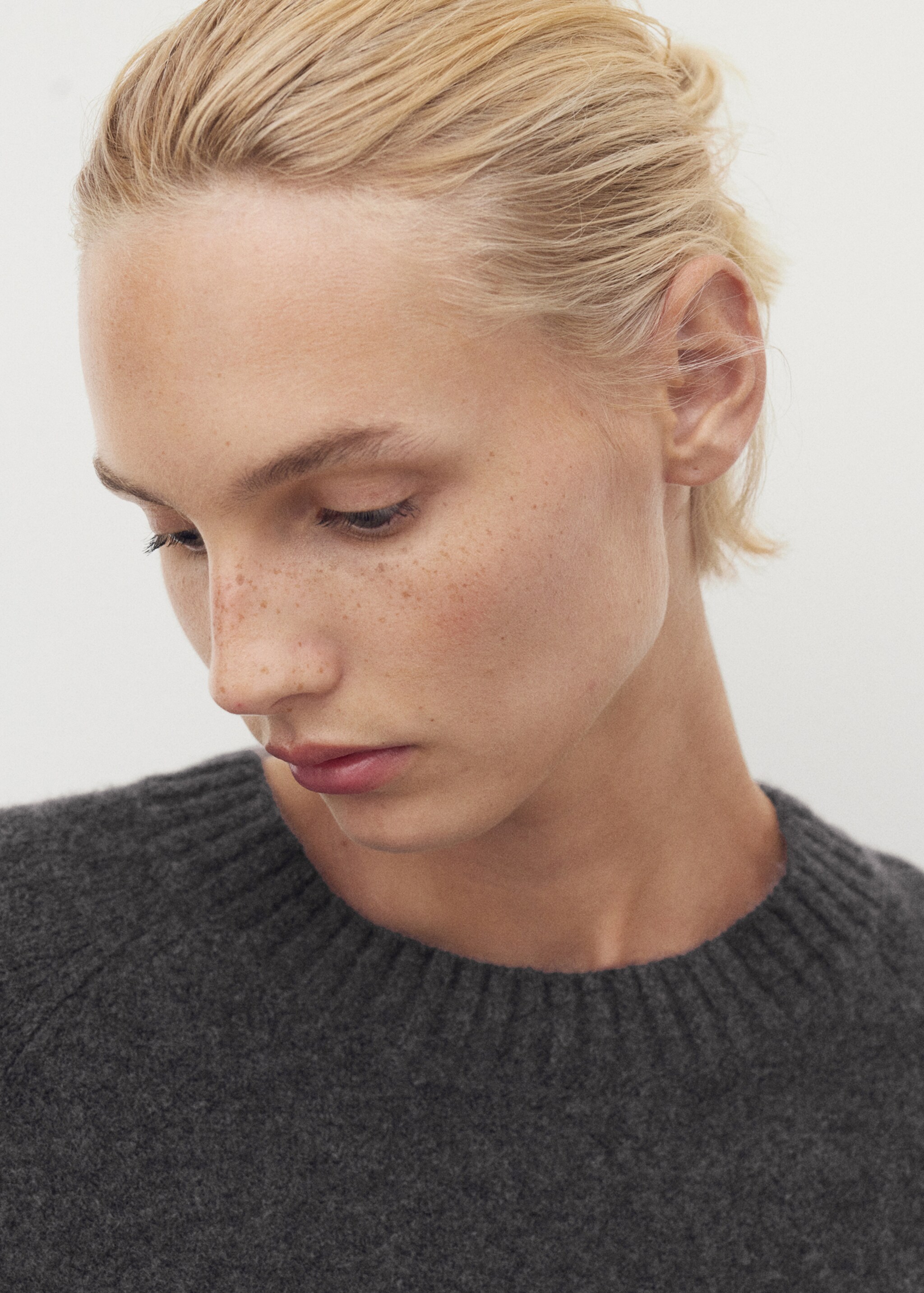 Round-neck knitted sweater - Details of the article 1, Charcoal. Ref: 17024102-01.