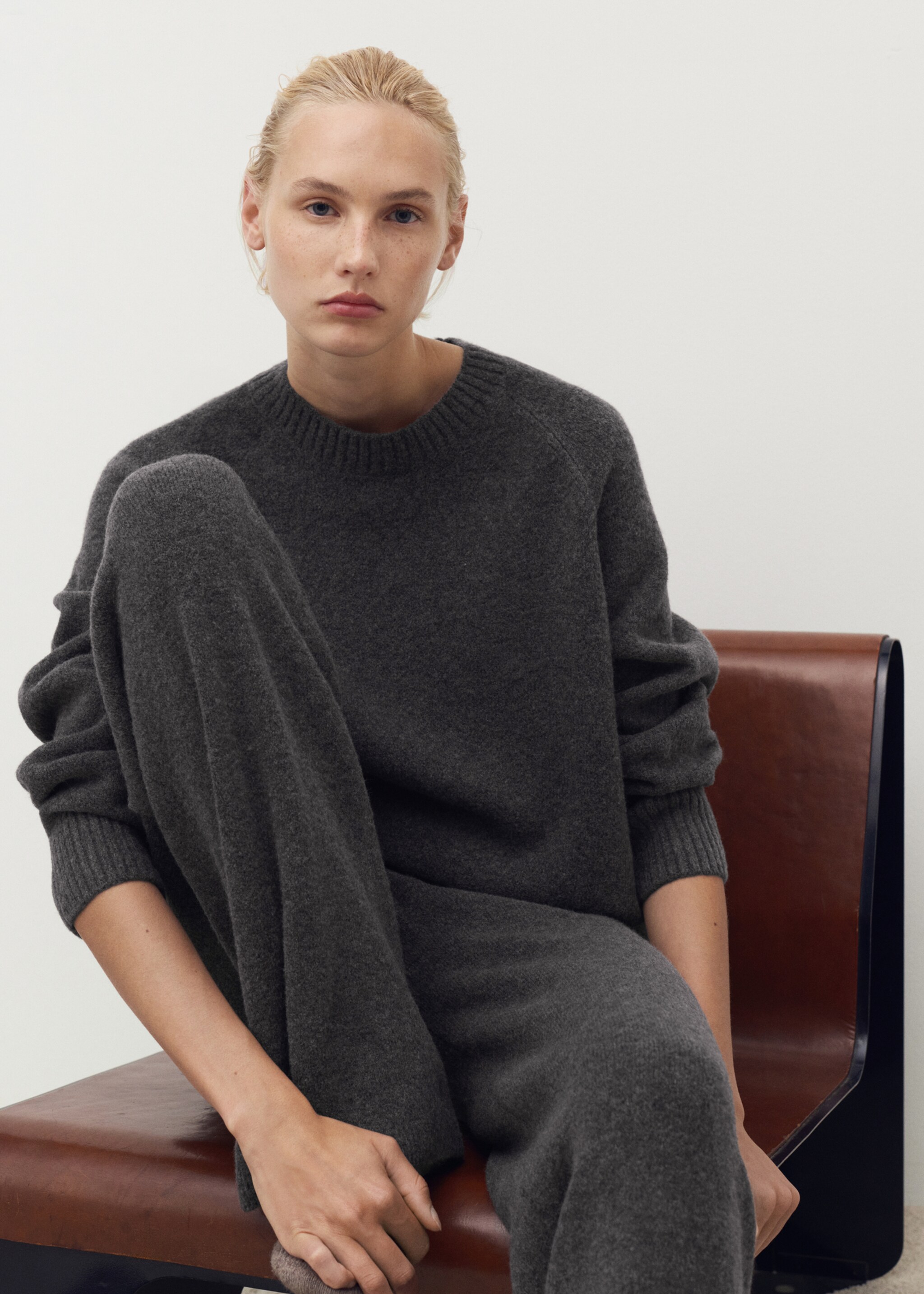 Round-neck knitted sweater - Details of the article 2, Charcoal. Ref: 17024102-01.