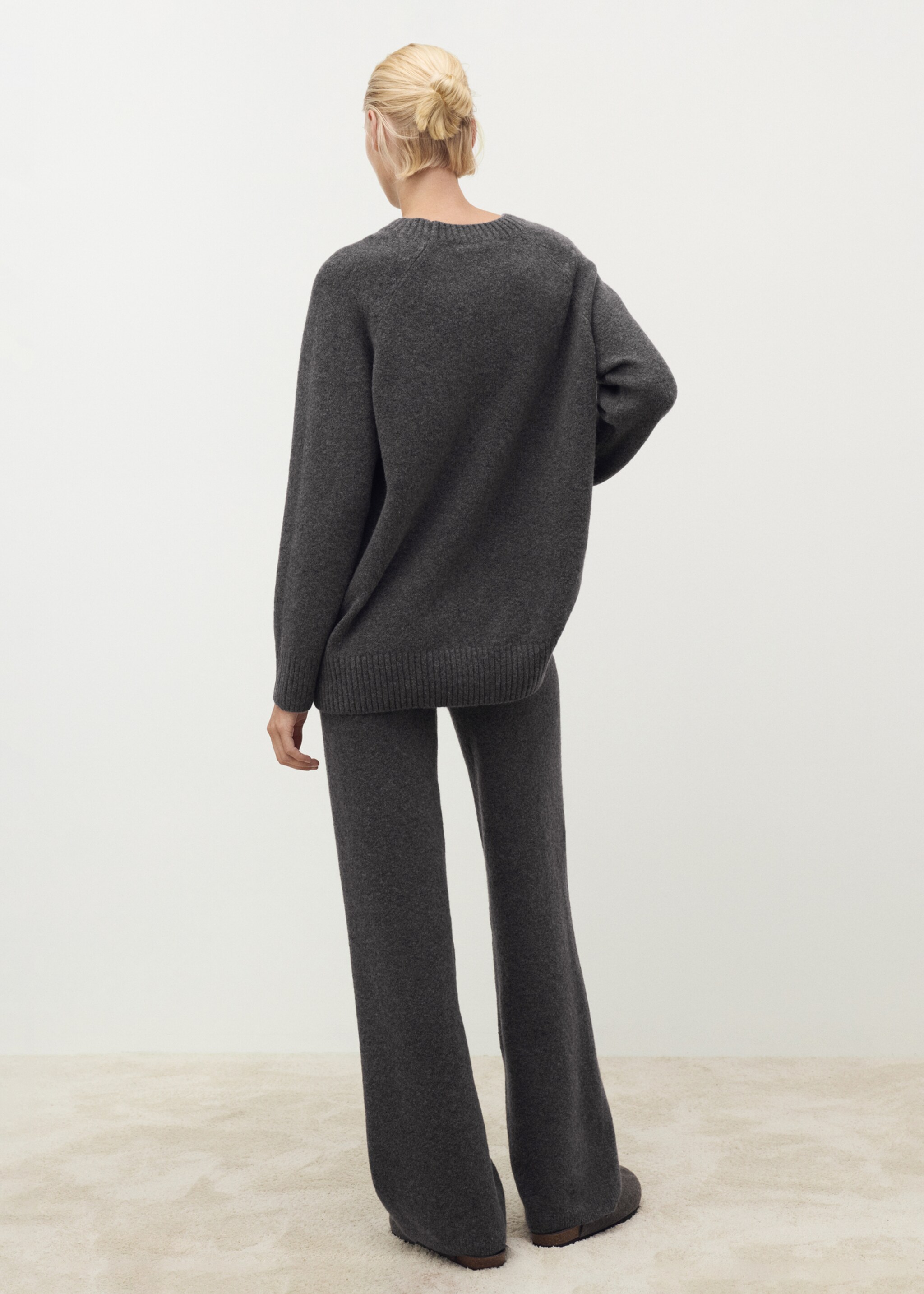 Round-neck knitted sweater - Reverse of the article, Charcoal. Ref: 17024102-01.