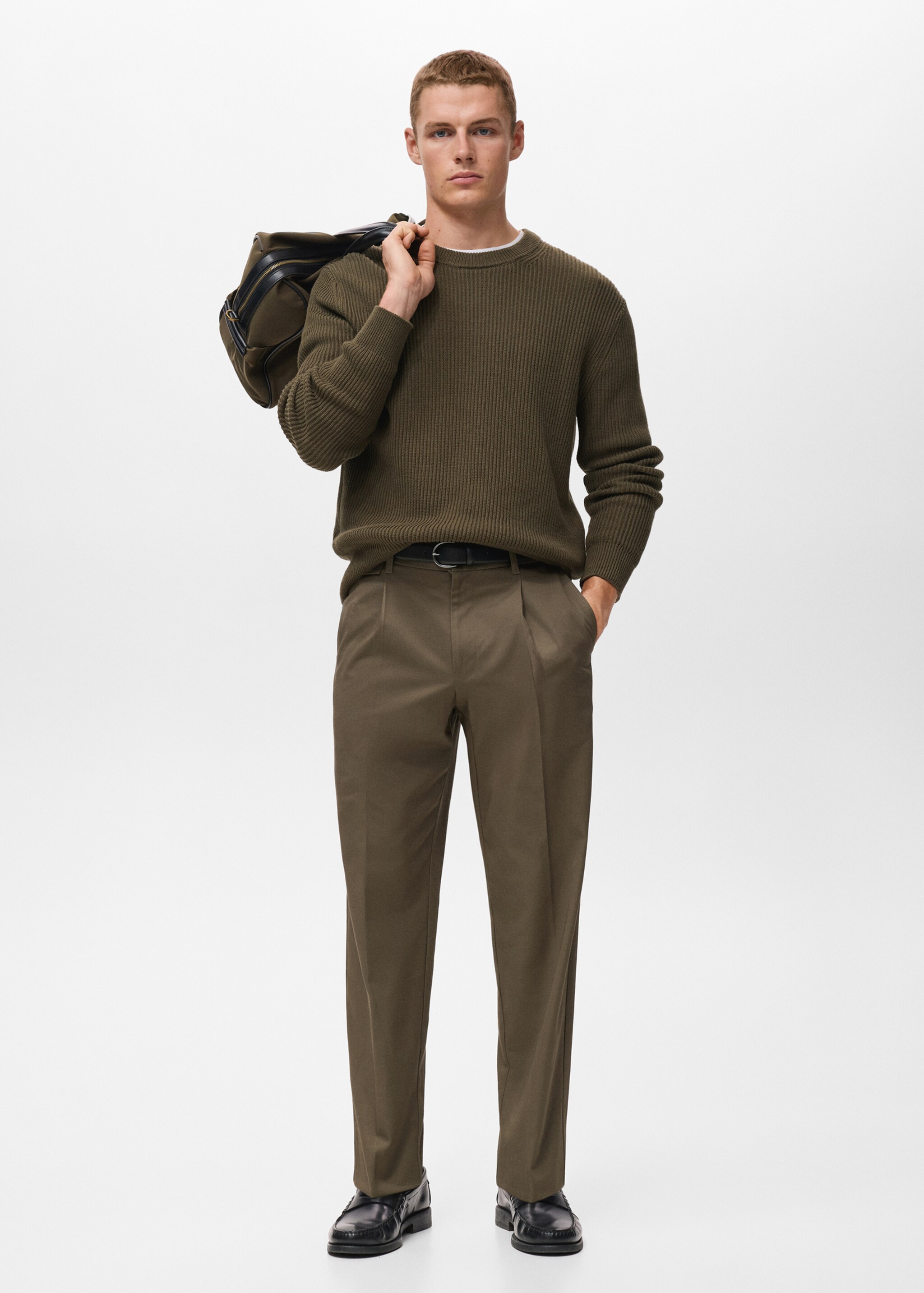 Pantalón regular fit algodón pinzas - Plano general, Marrón. Ref: 17025970-01.