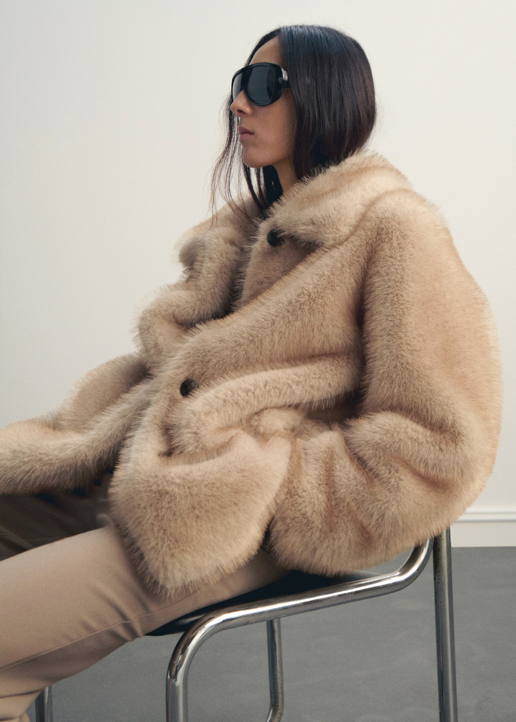 Fur-effect coat with buttons - Details of the article 6, Ecru. Ref: 17028270-02.