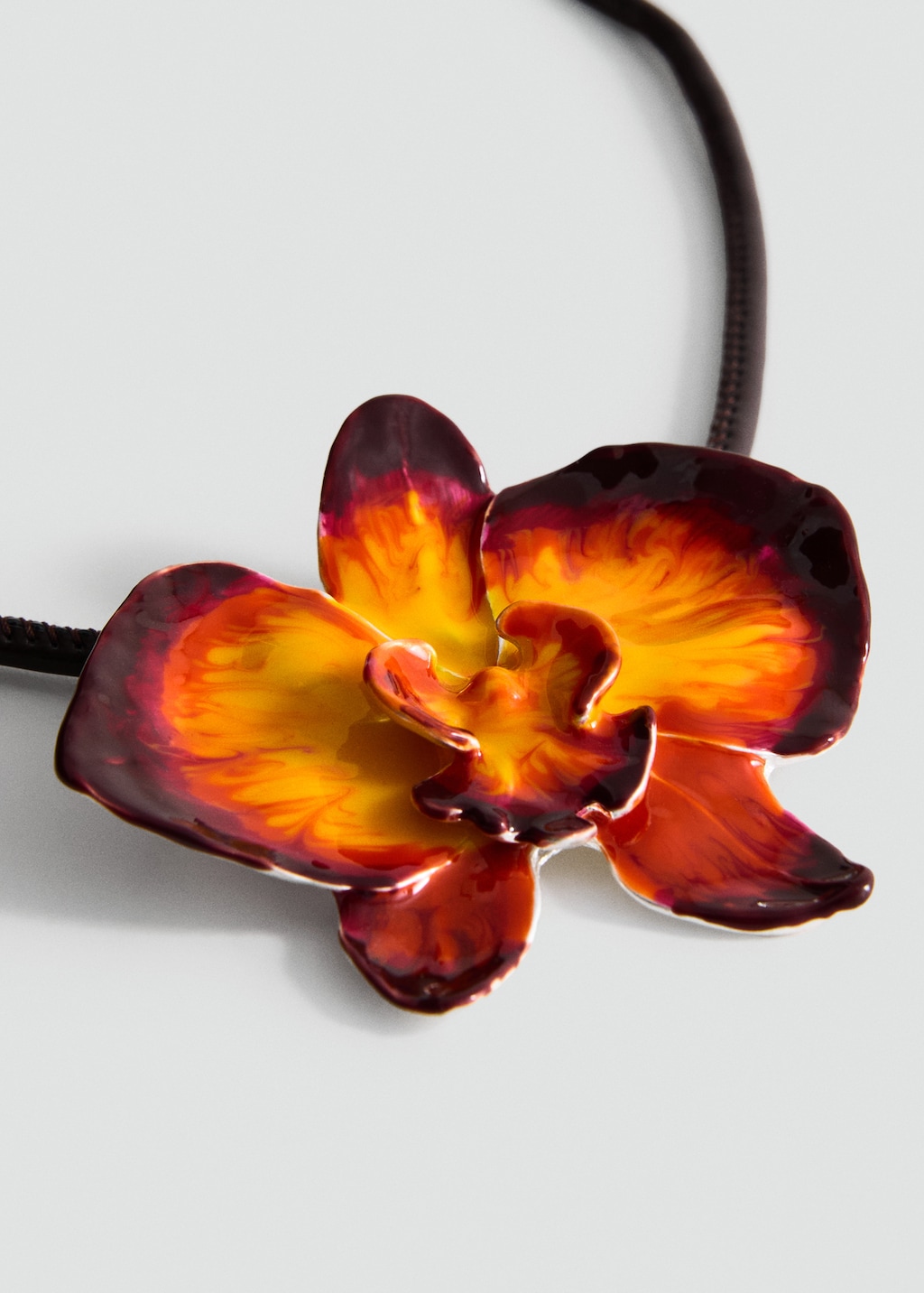 Maxi-flower stiff collar