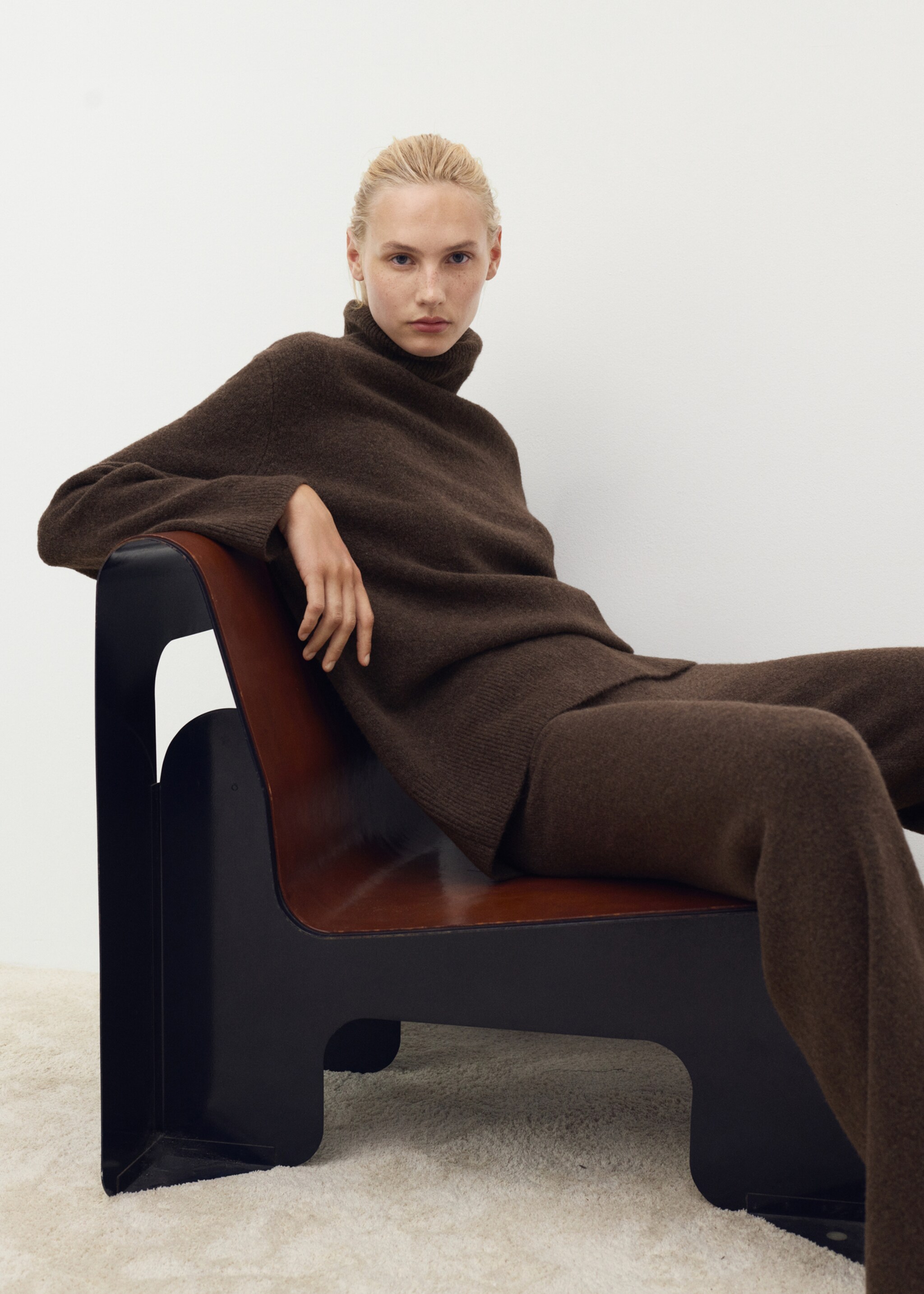 Turtleneck knit sweater - Details of the article 2, Chocolate. Ref: 17034101-01.