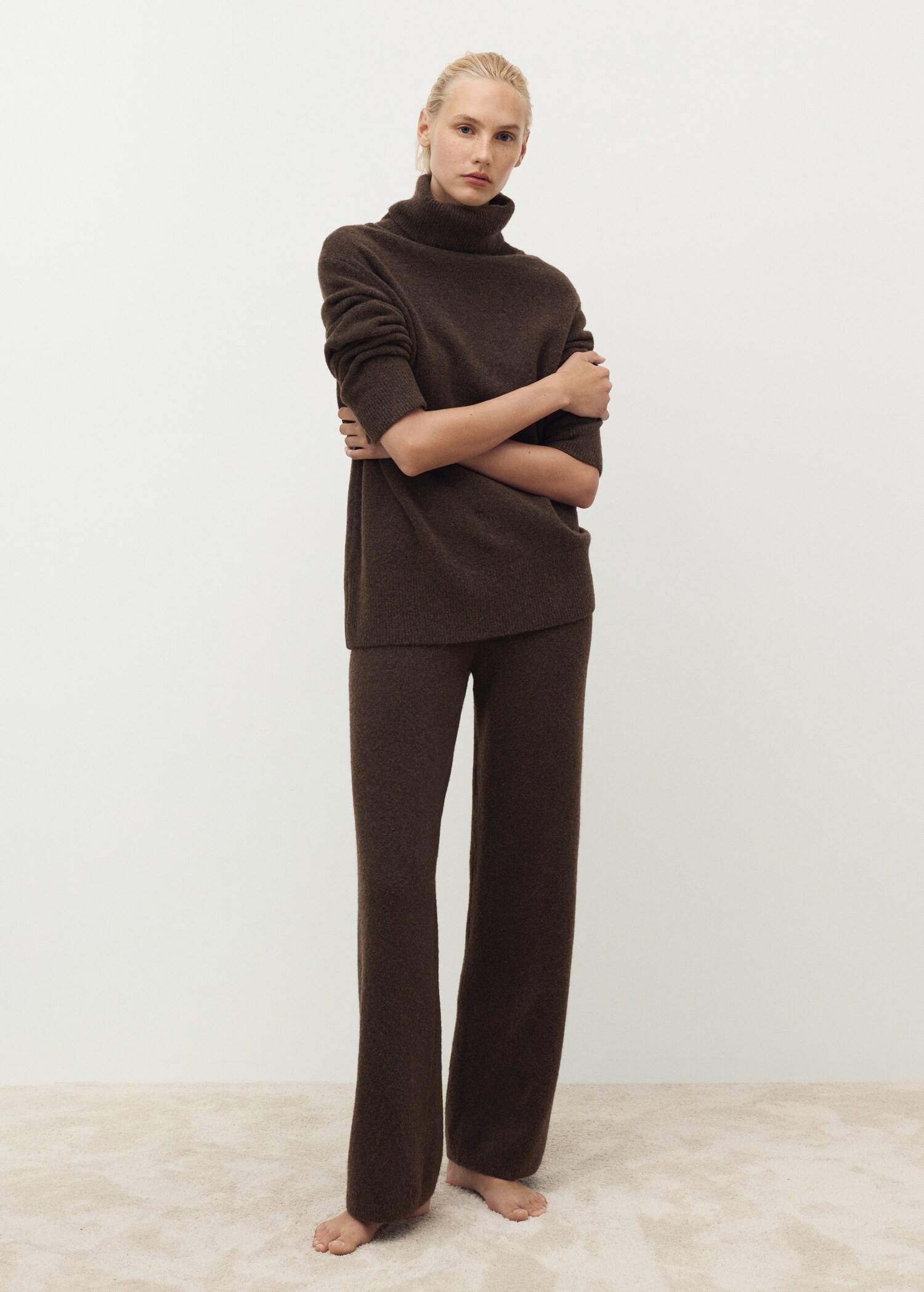 Turtleneck knit sweater - General plane