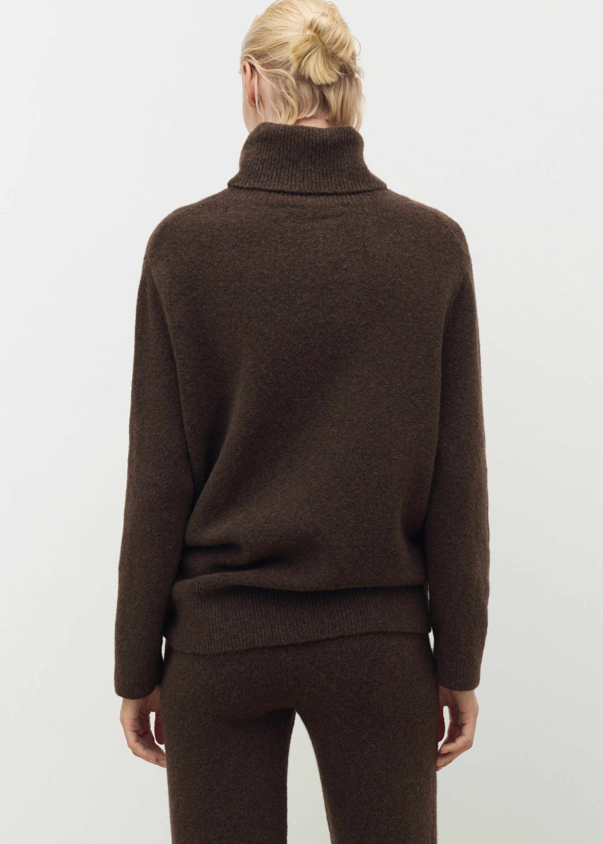 Turtleneck knit sweater - Reverse of the article, Chocolate. Ref: 17034101-01.