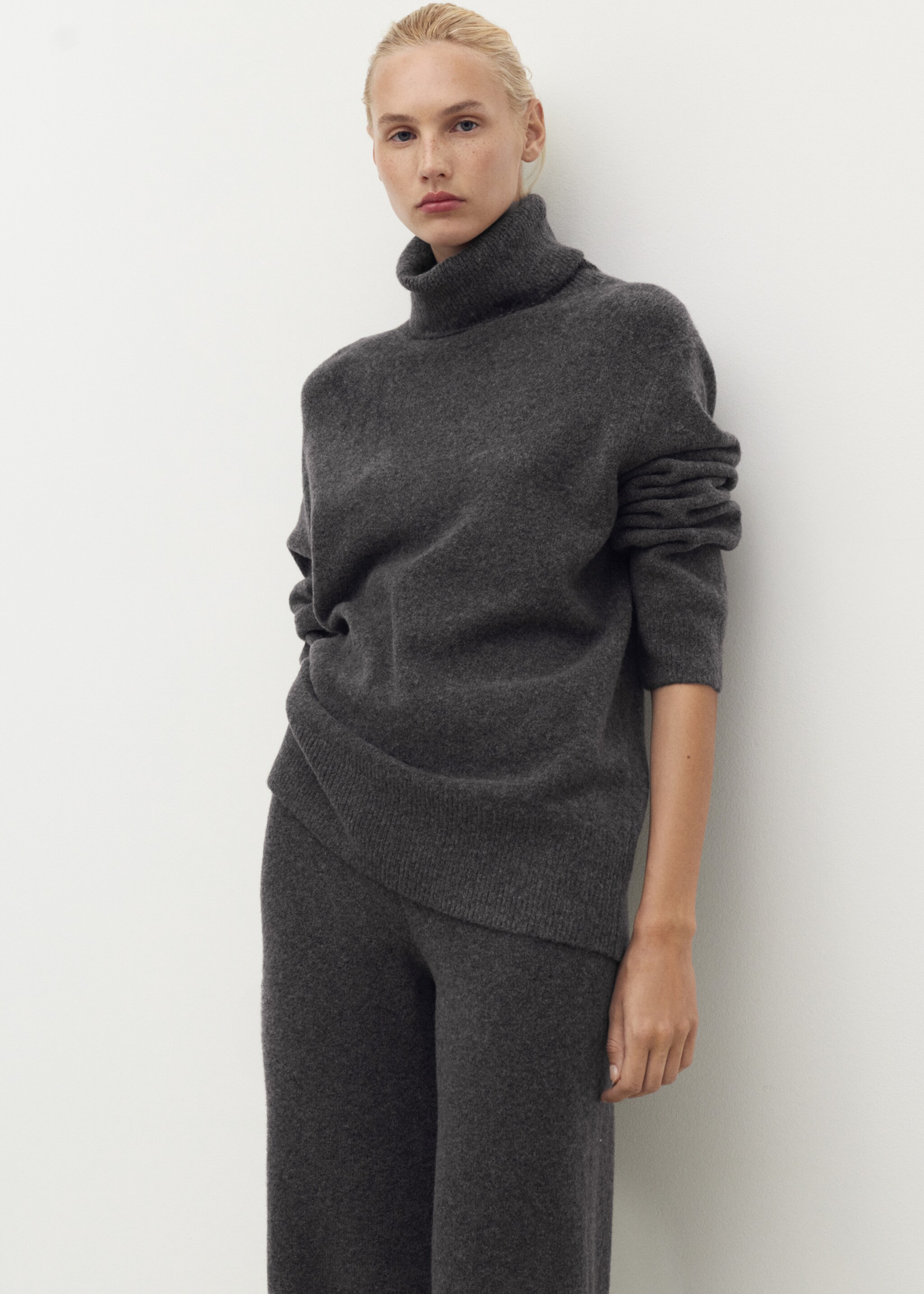 Pull-over maille col montant - Plan moyen, Gris anthracite. Ref: 17034101-01.