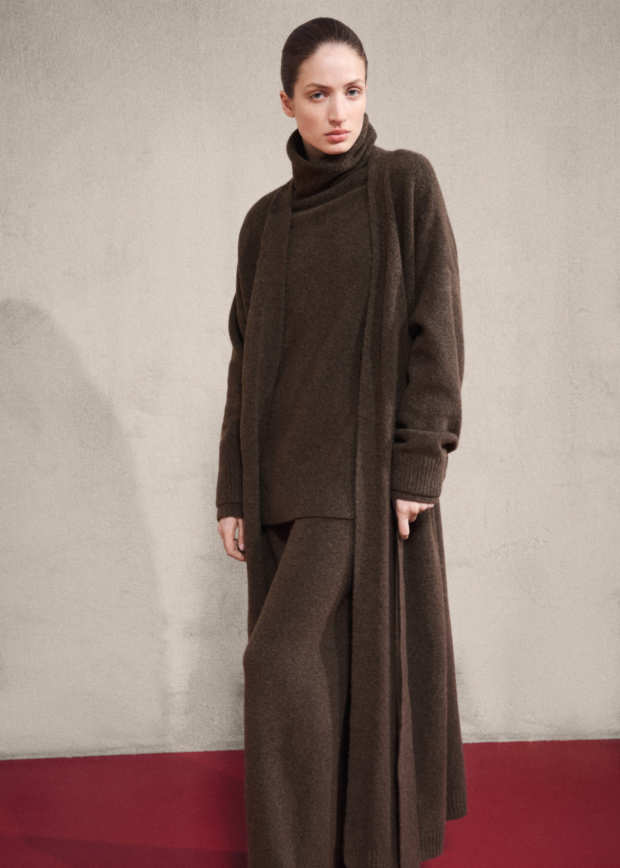 Cardigan long maille - Plan moyen, Chocolat. Ref: 17034102-05.