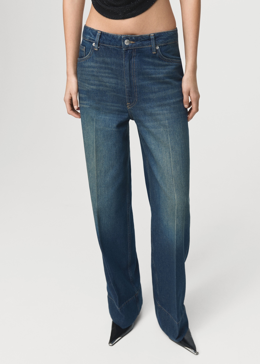 Straight-leg jeans with seam stitching