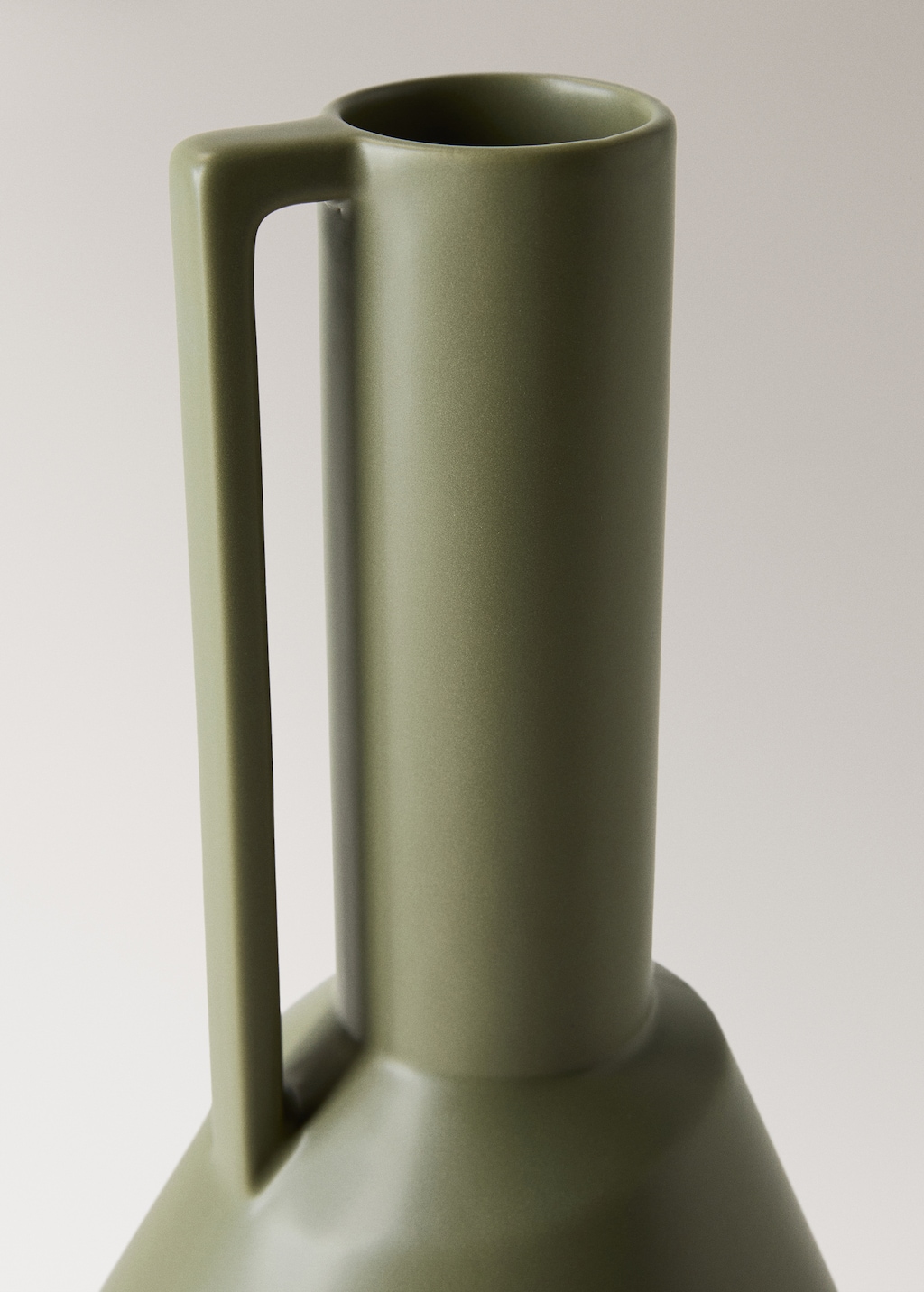 Earthenware vase with handle