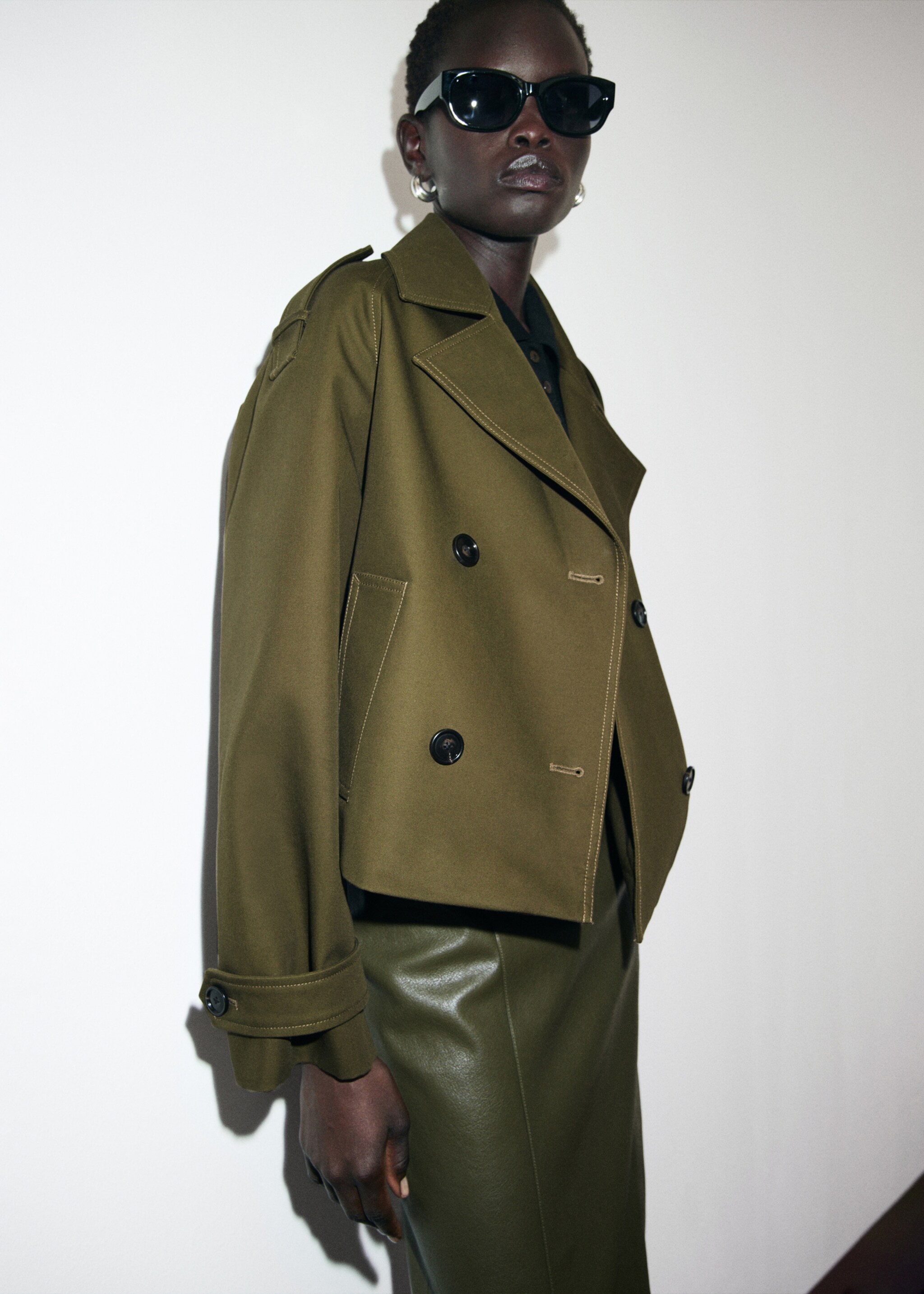 Oversized short double-breasted trench coat - Medium plane, Khaki. Ref: 17045161-01.