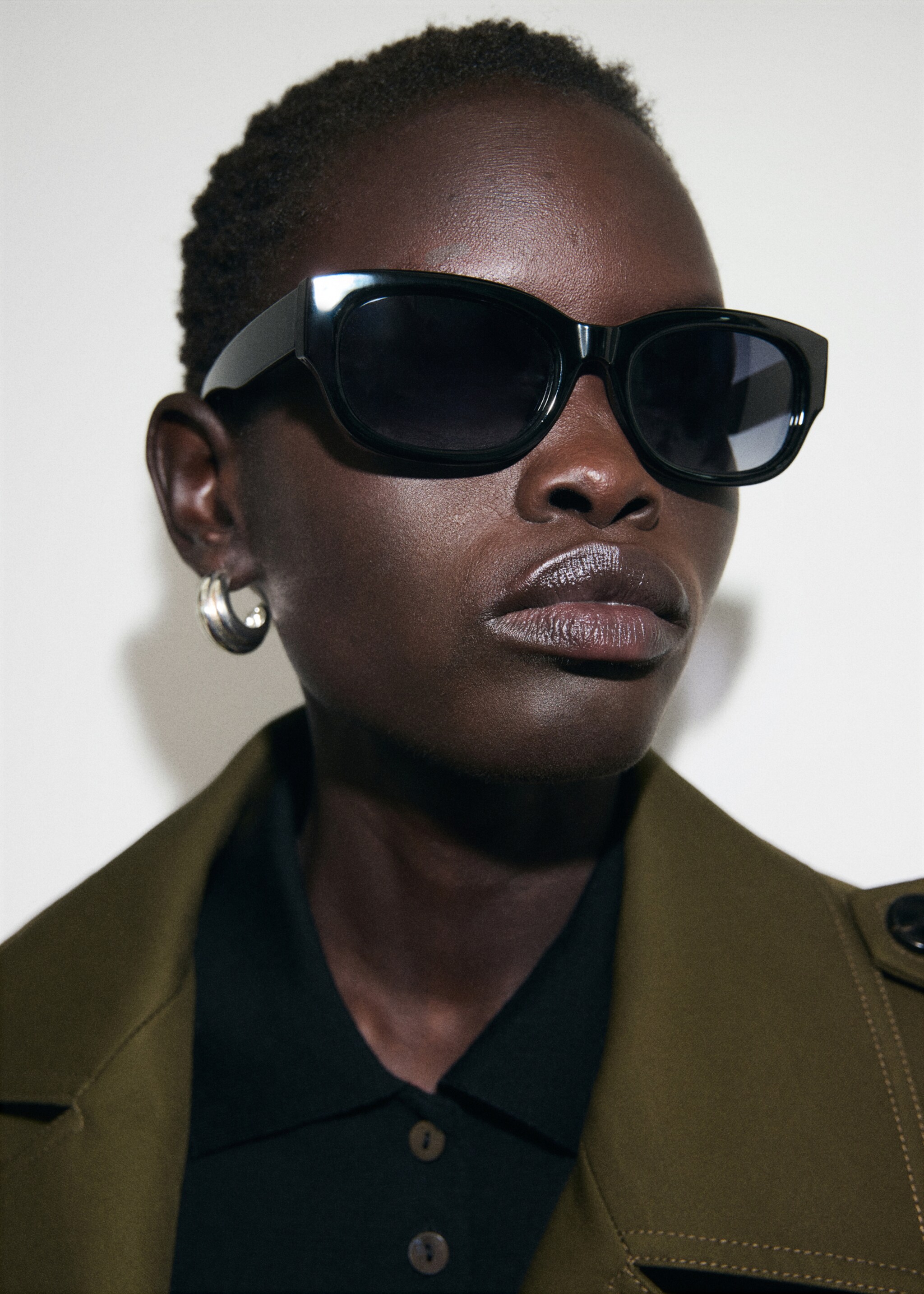 Oversized short double-breasted trench coat - Details of the article 1, Khaki. Ref: 17045161-01.