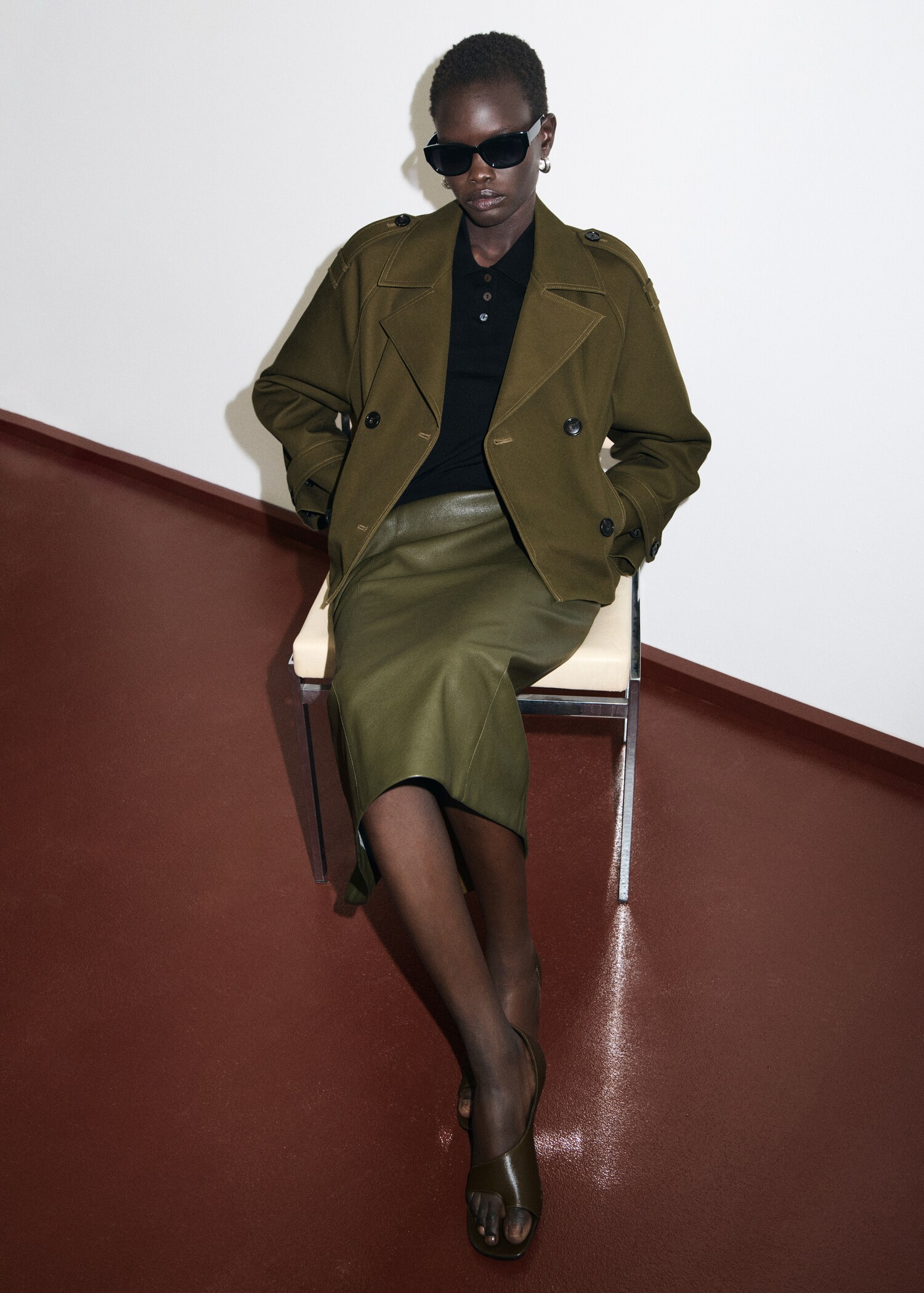 Oversized short double-breasted trench coat - Details of the article 2