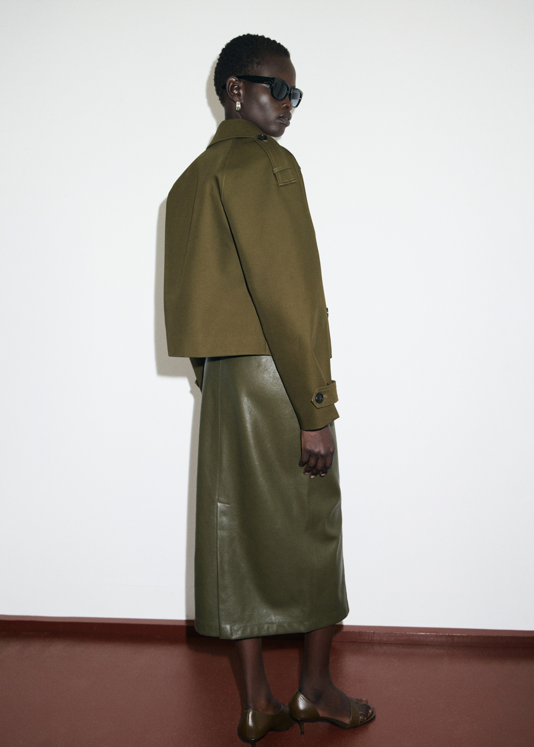 Oversized short double-breasted trench coat - Reverse of the article, Khaki. Ref: 17045161-01.