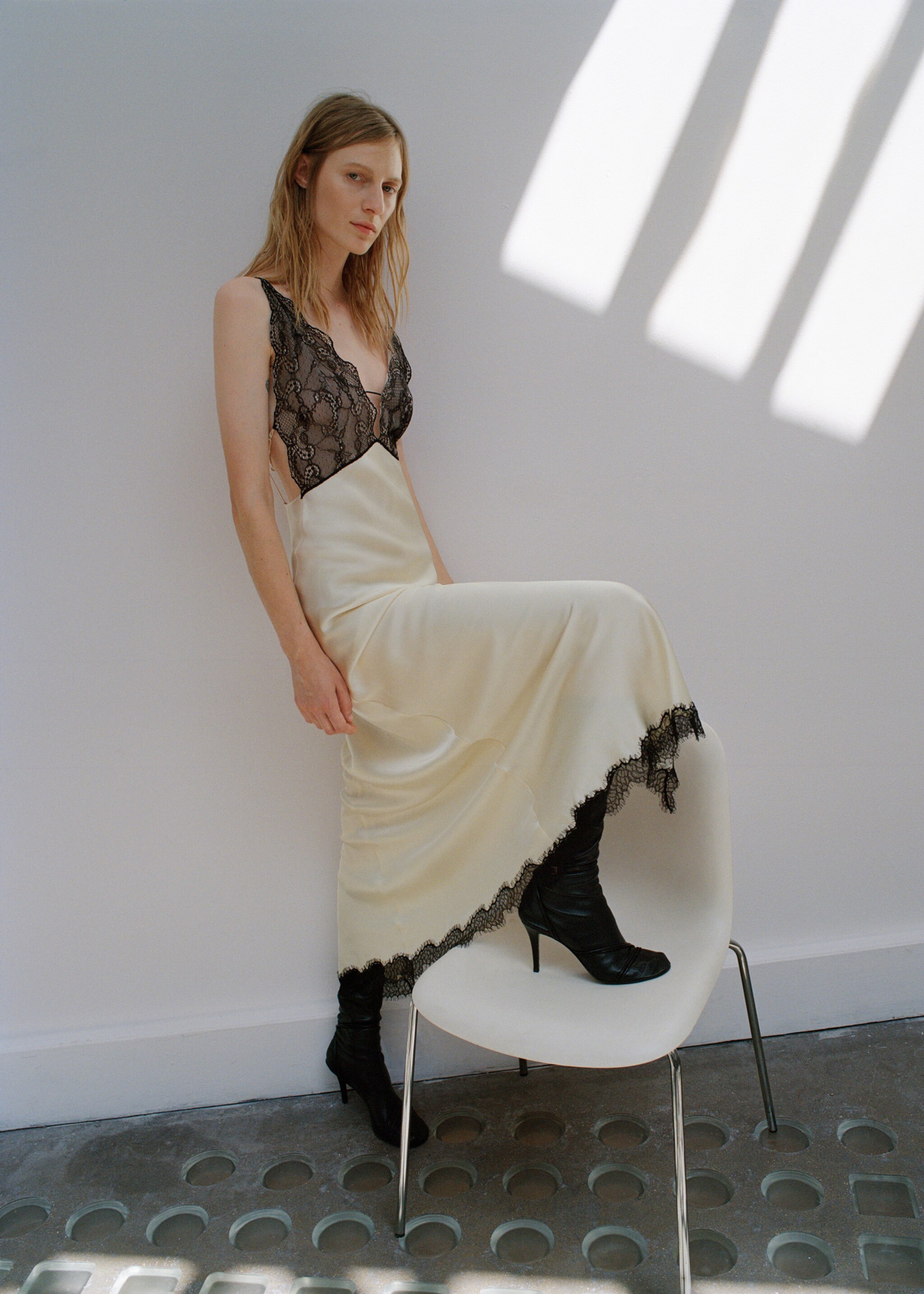 Robe style lingerie satinée - Détail de l'article 9, Écru. Ref: 17046359-01.