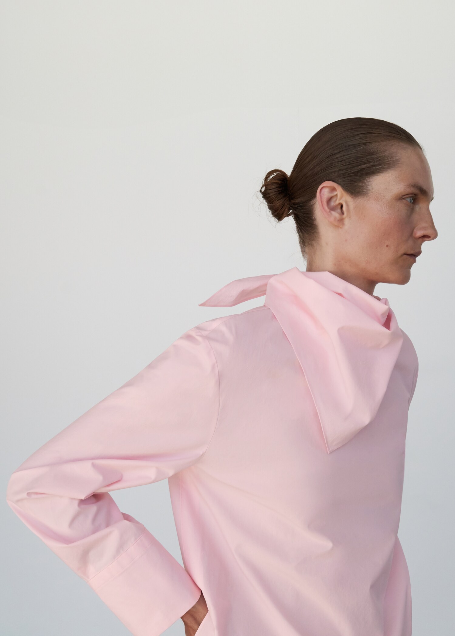 Blouse en popeline avec foulard - Plan moyen