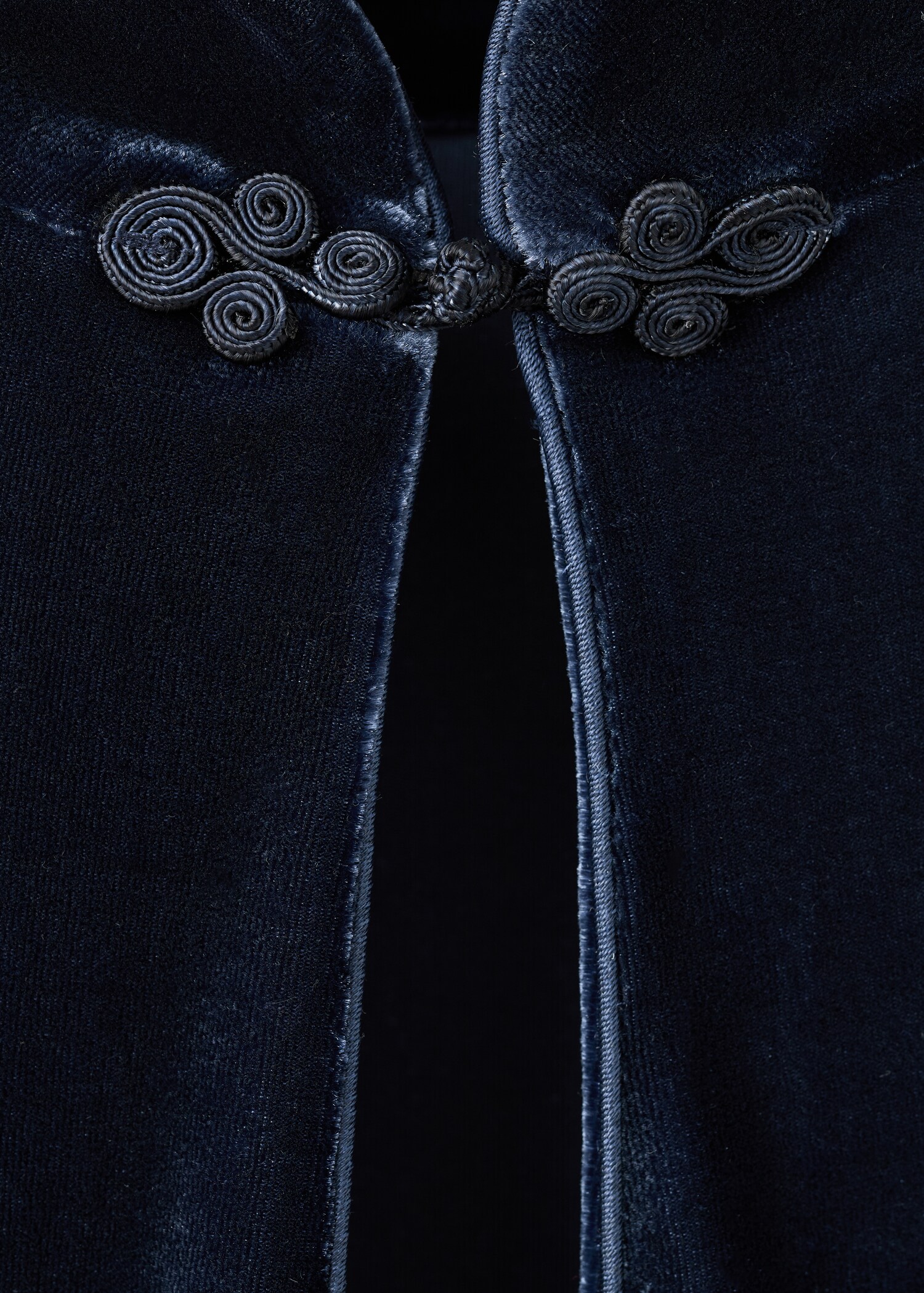 Robe en velours avec brandebourgs et ouverture - Détail de l'article 0