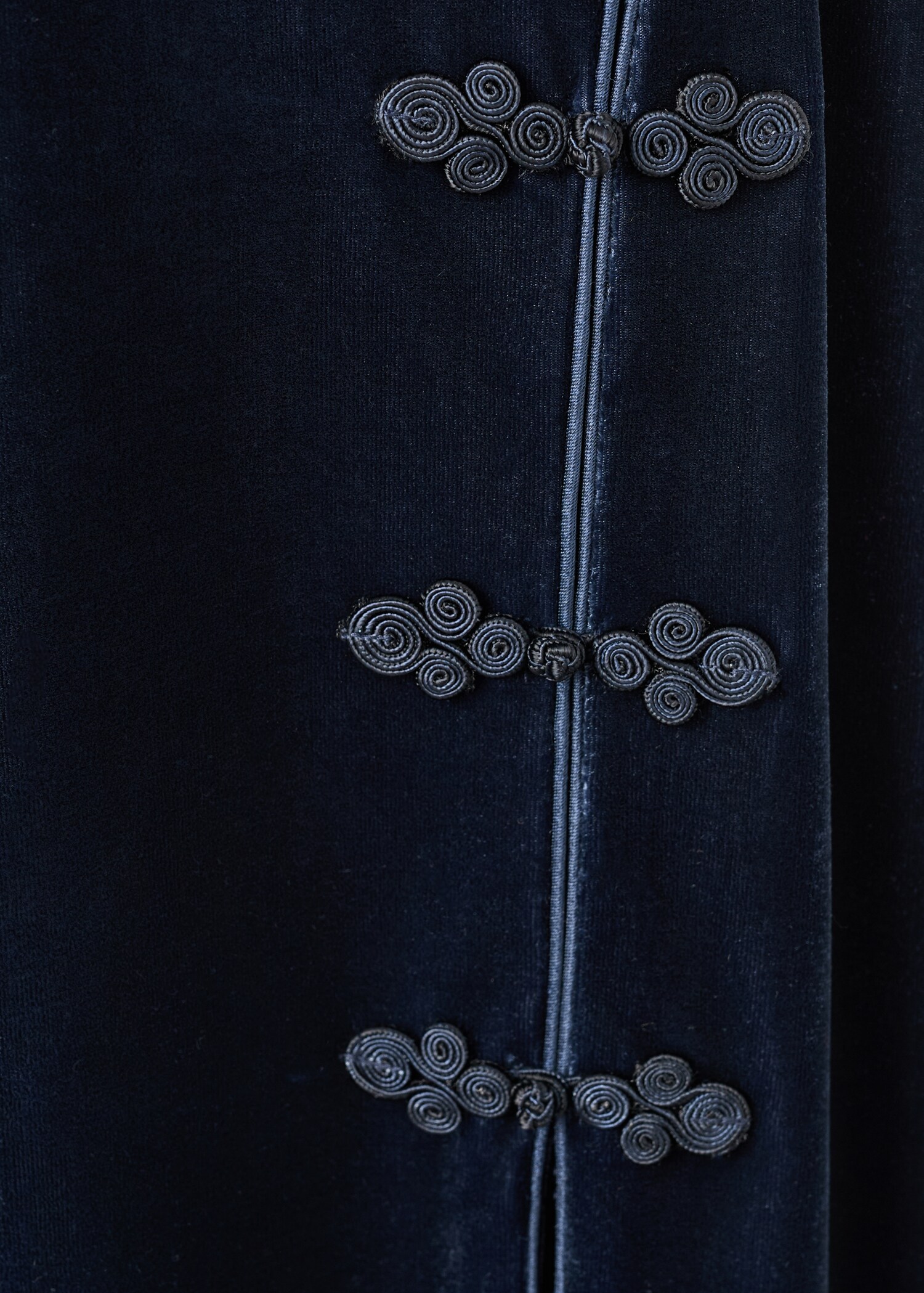 Robe en velours avec brandebourgs et ouverture - Détail de l'article 8