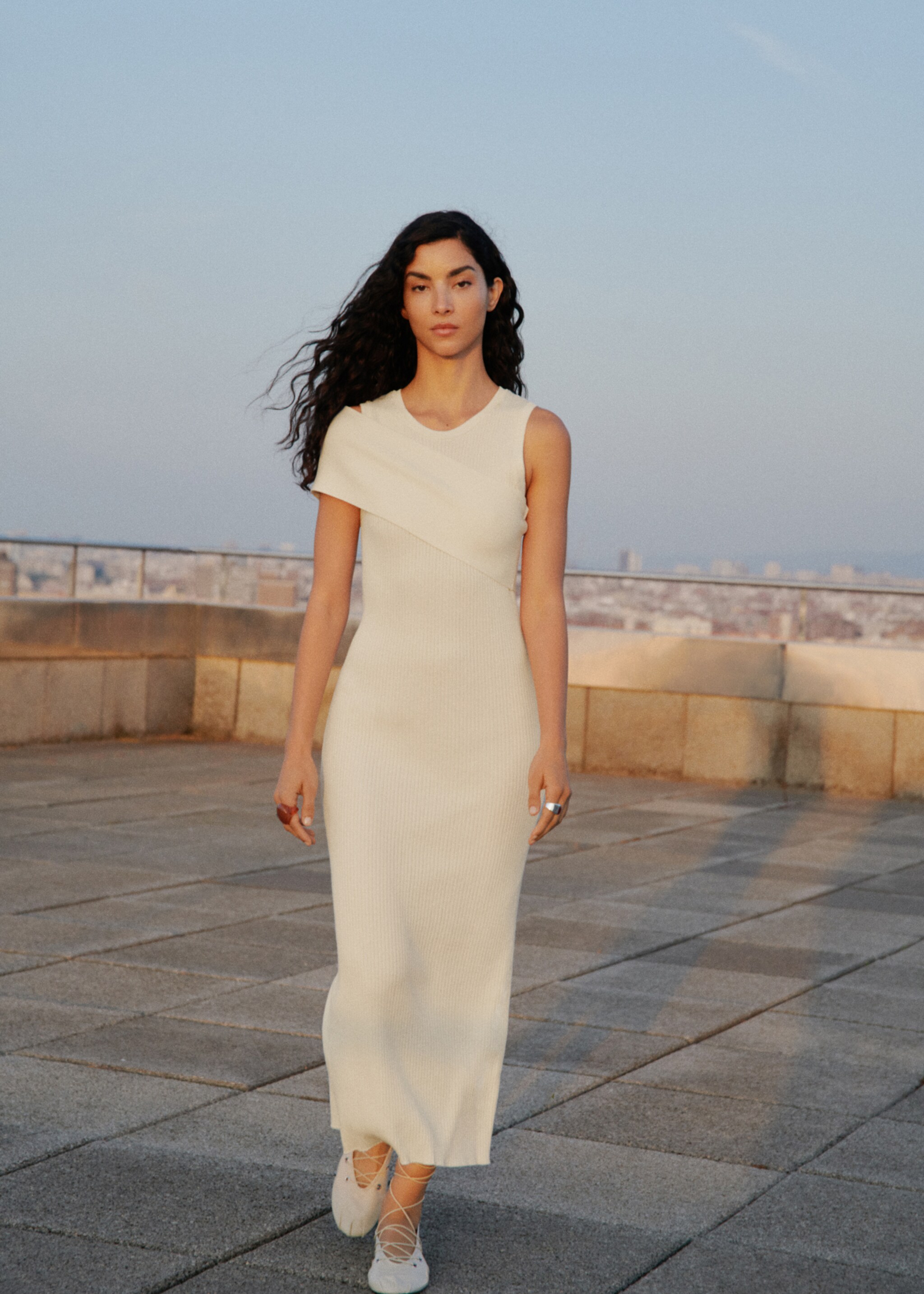 Ribbed dress with asymmetrical sleeves - General plane, White. Ref: 17052926-01.