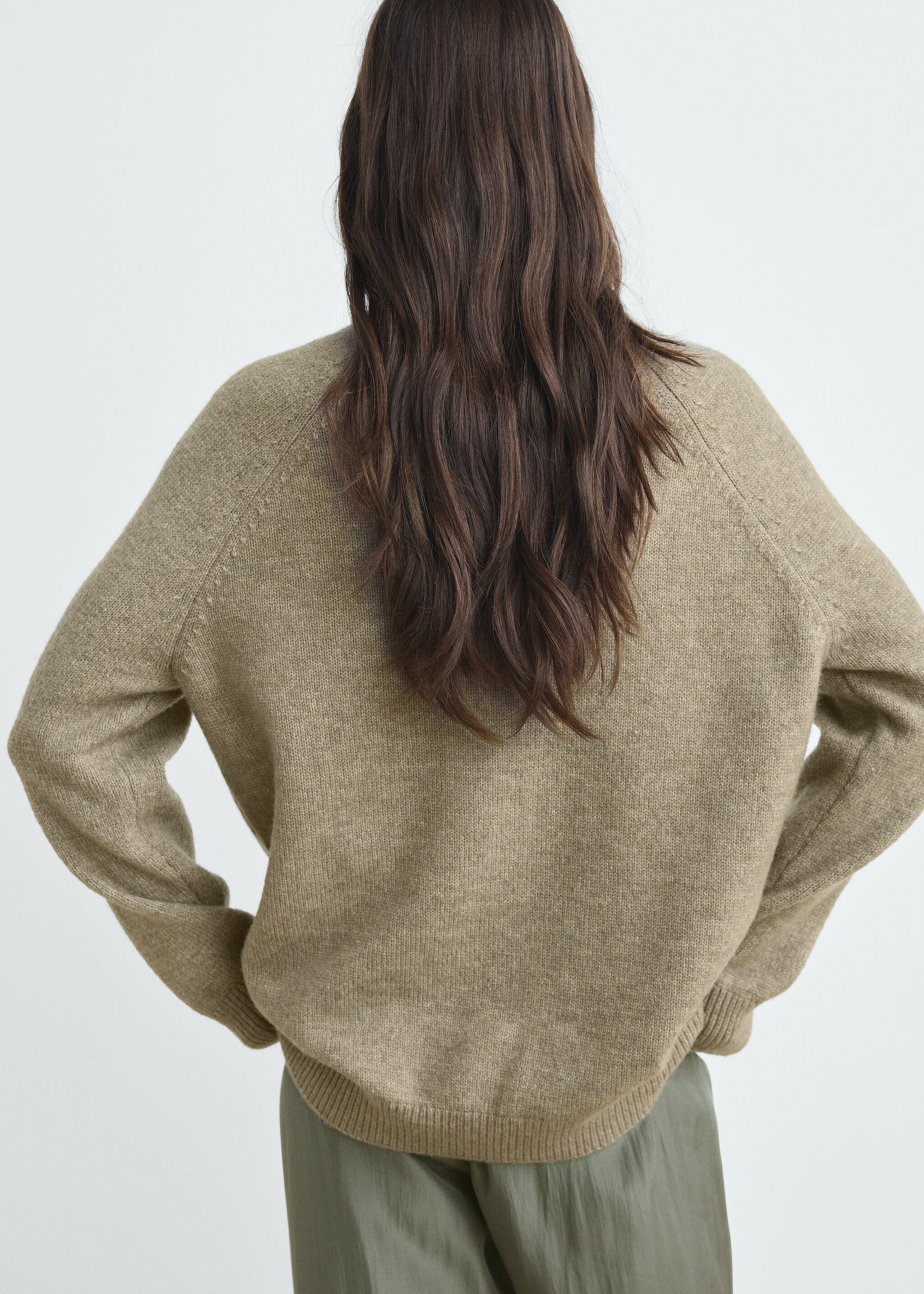 Round-neck knitted sweater - Reverse of the article, Forest Green. Ref: 17054429-01.