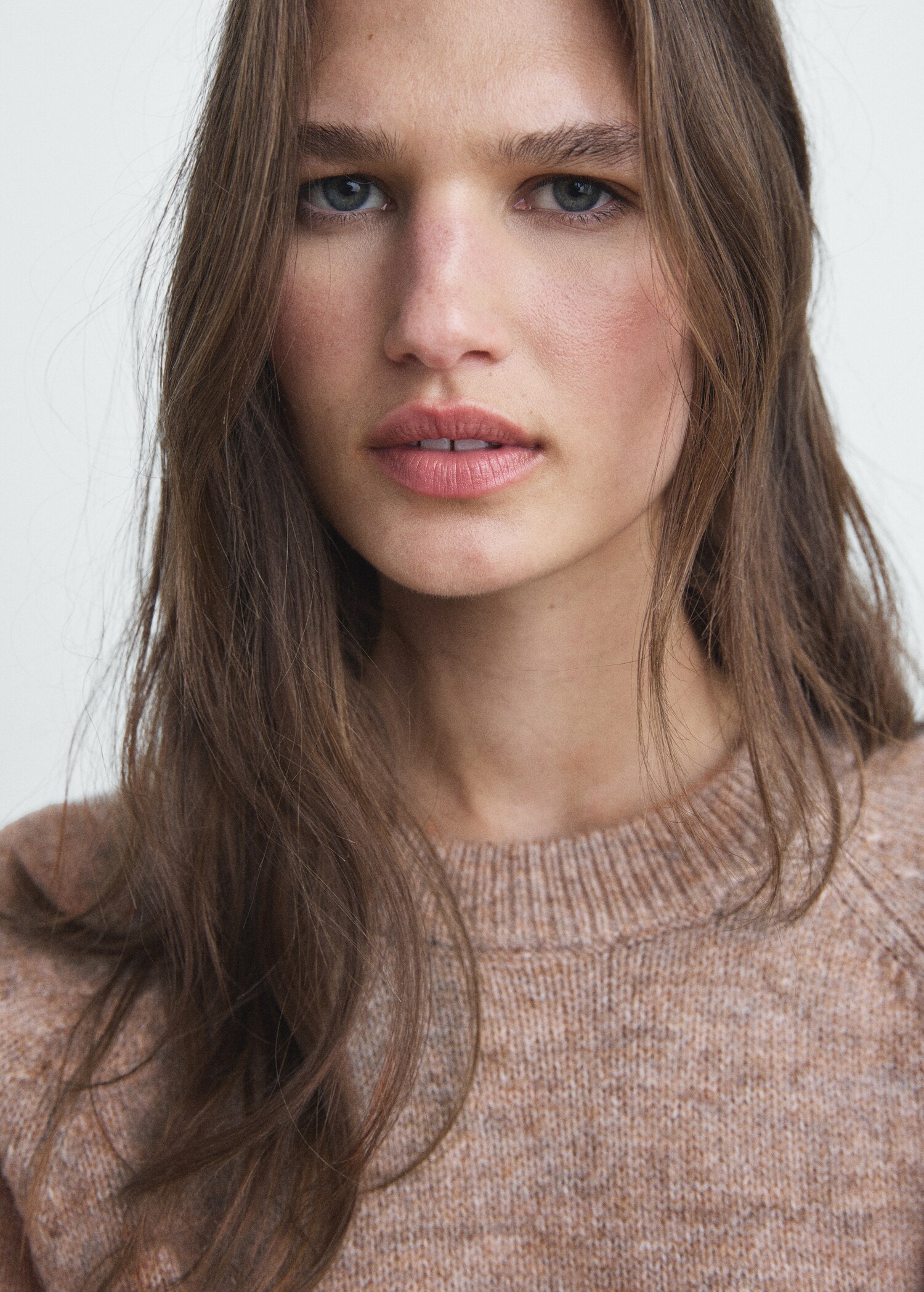 Round-neck knitted sweater - Medium plane