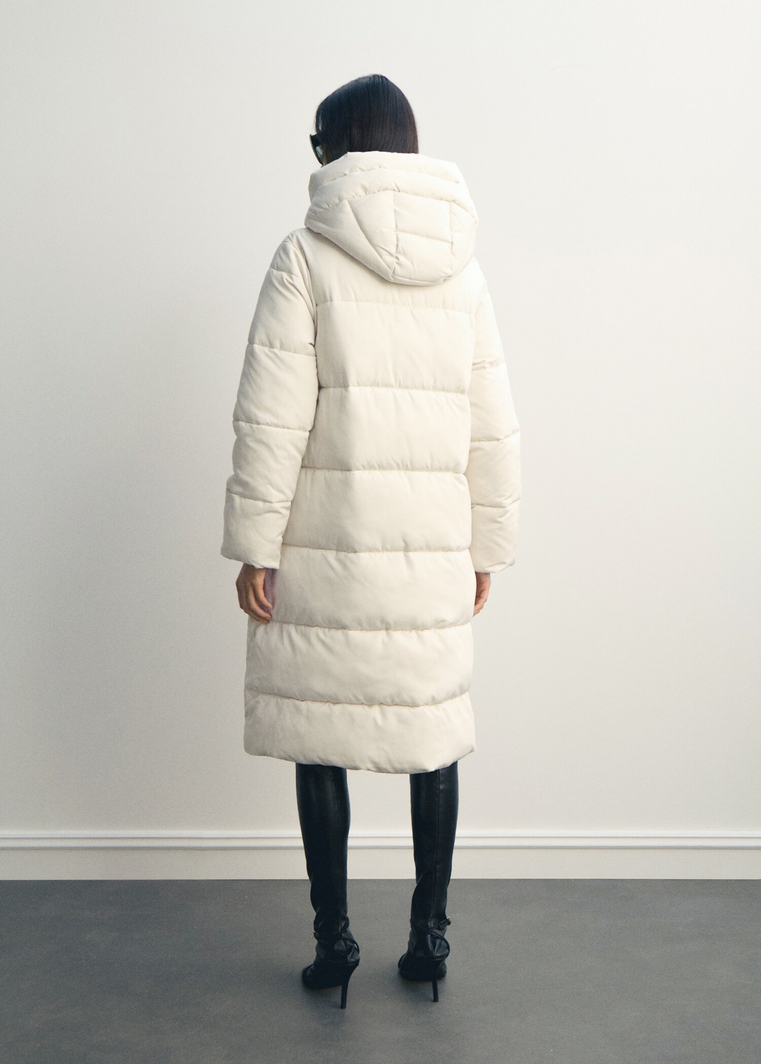 Long padded anorak with hood - Reverse of the article