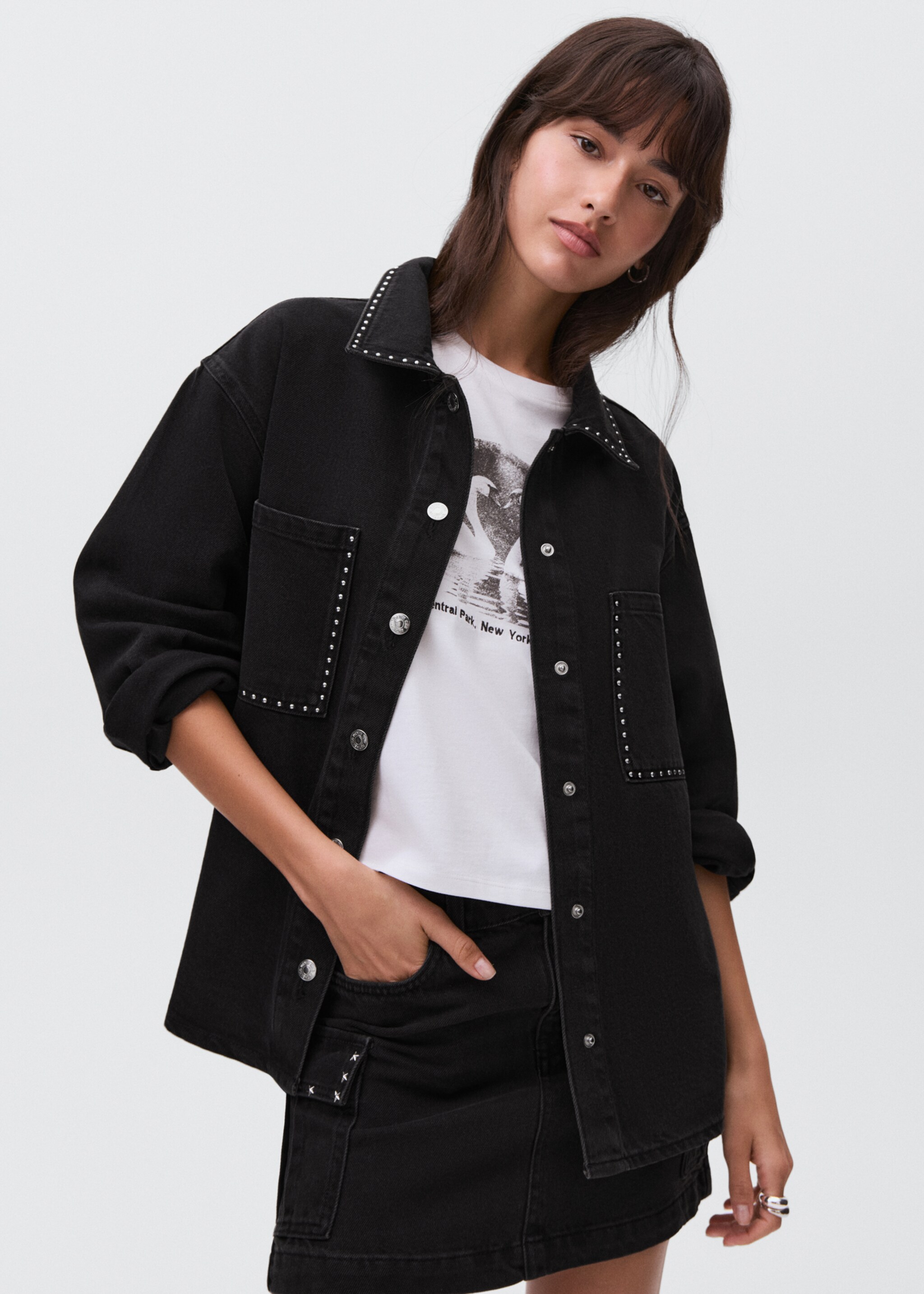 Blouson denim clouté - Plan moyen, Gris. Ref: 17061520-01.
