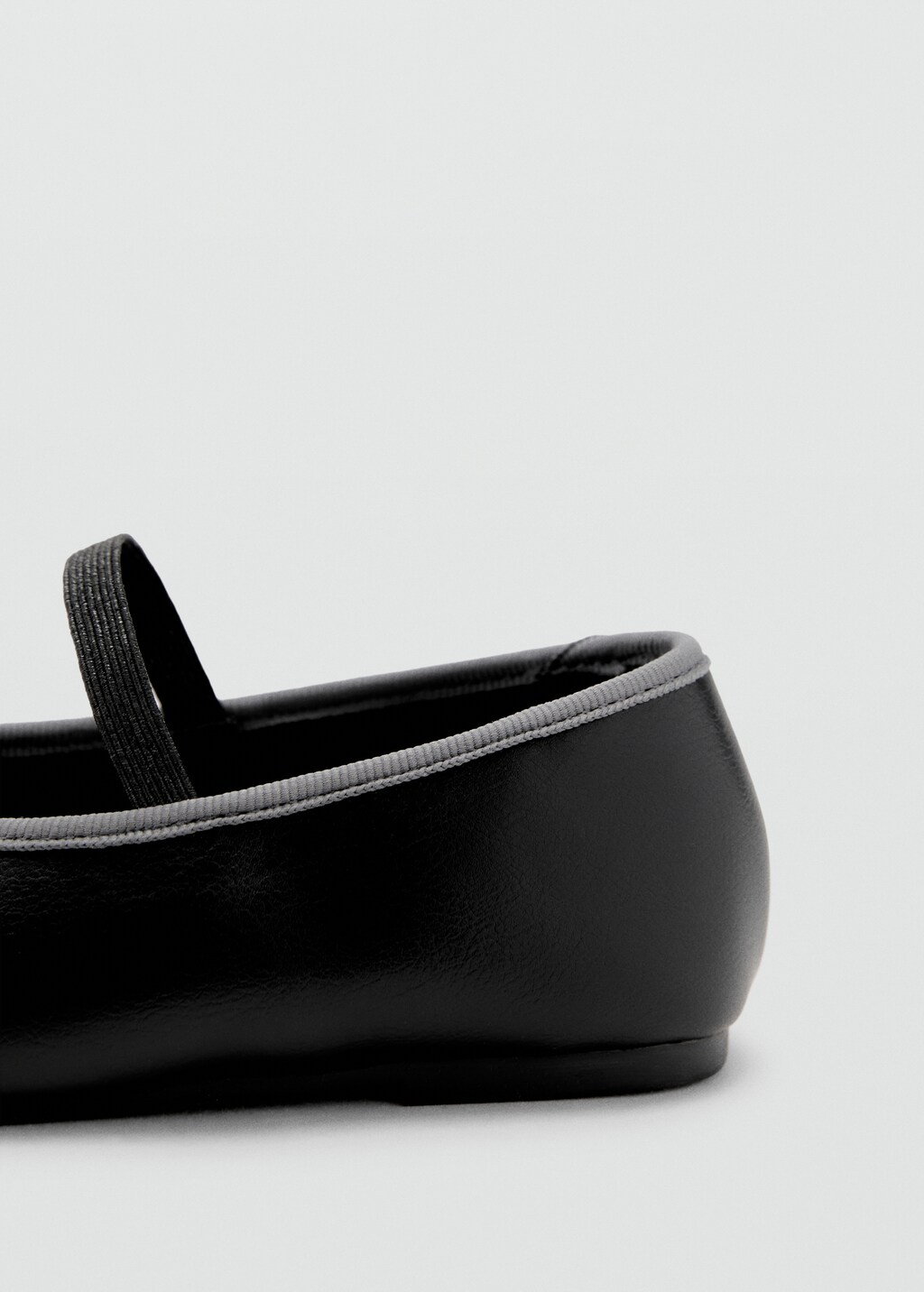 Two-tone ballet flats with bow