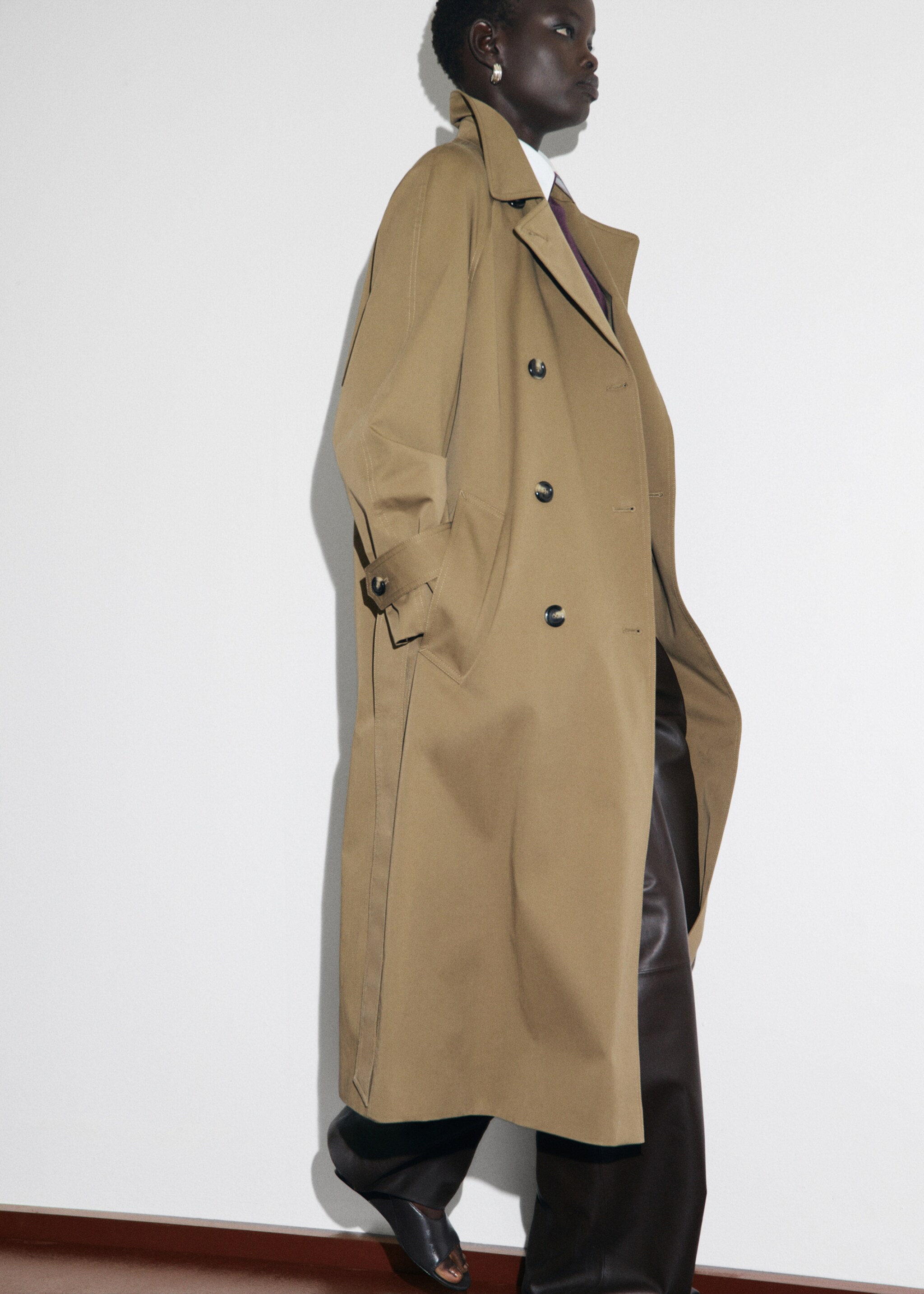 Long double-breasted trench coat - Details of the article 1, Khaki. Ref: 17064117-01.