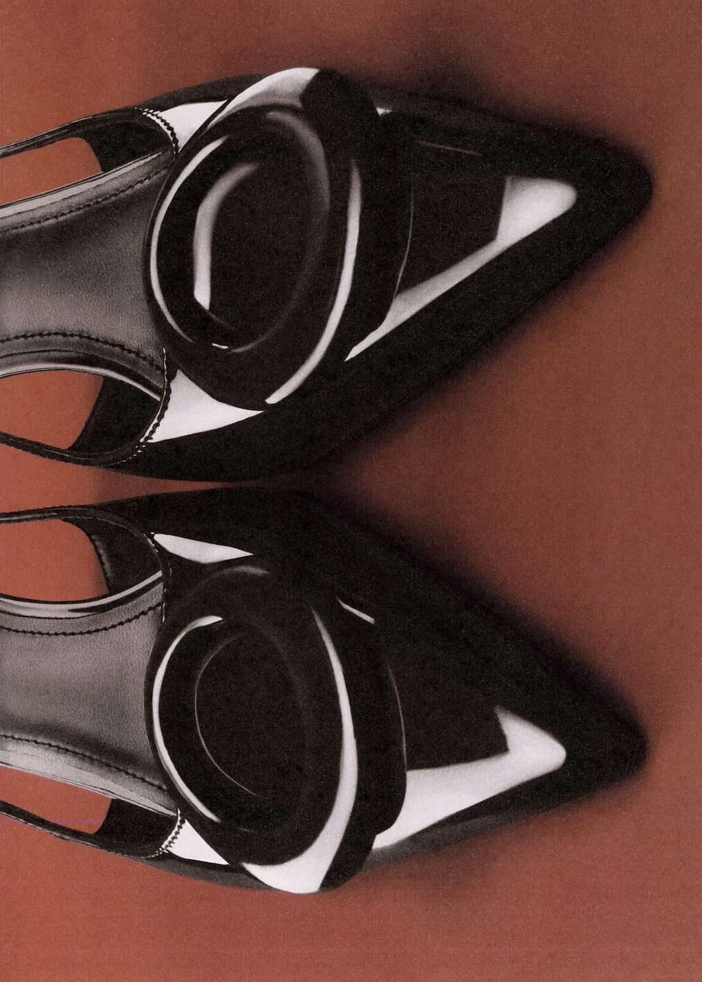 Patent leather high-heeled shoes with ring detail