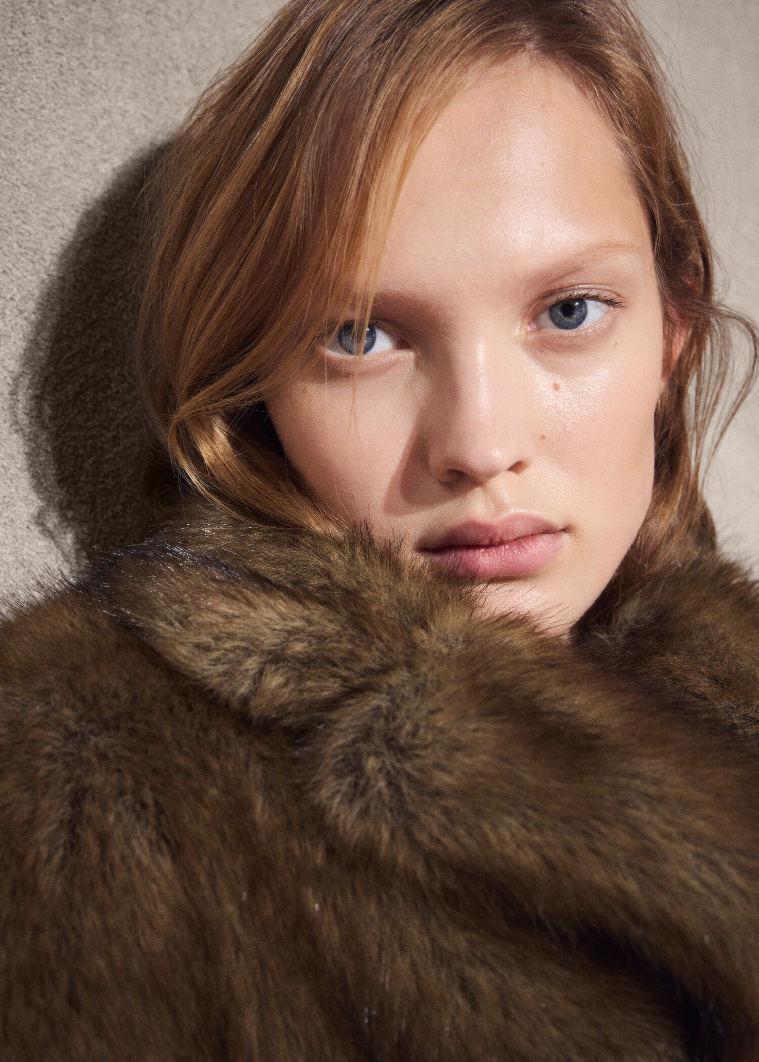 Faux-fur coat with lapels - Details of the article 3