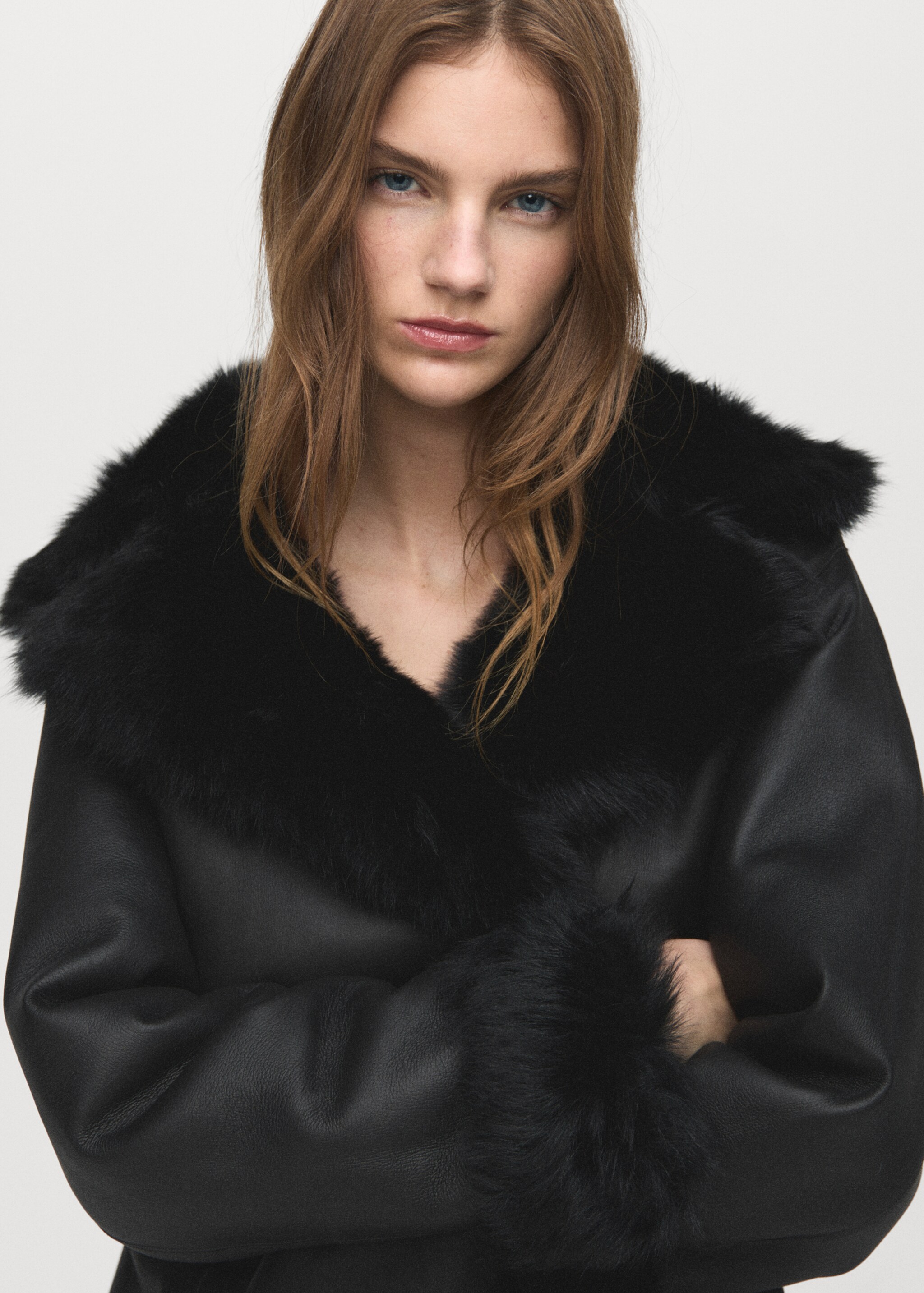 Reversible fur coat - Details of the article 1, Black. Ref: 17069116-01.