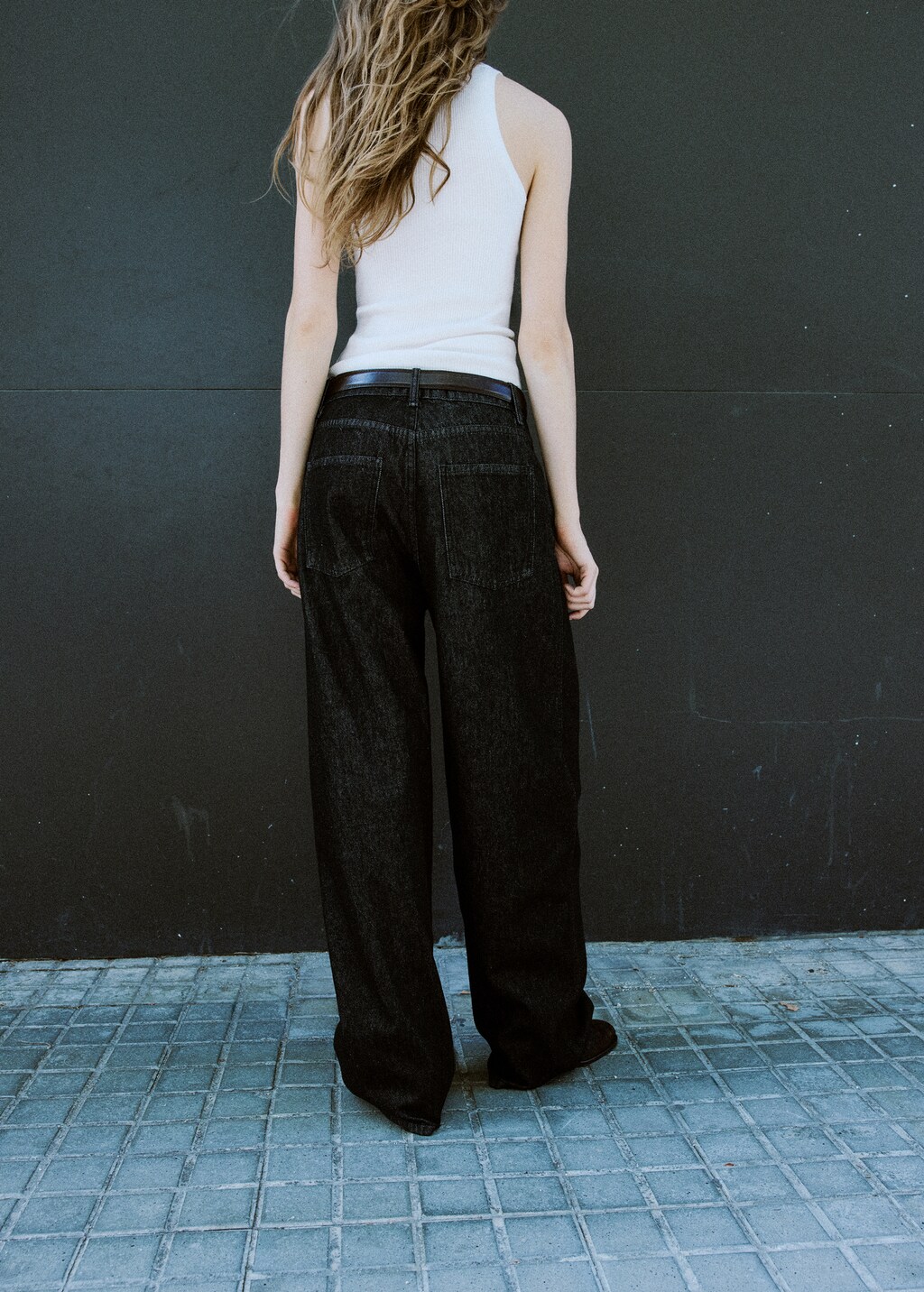 Low-rise barrel jeans