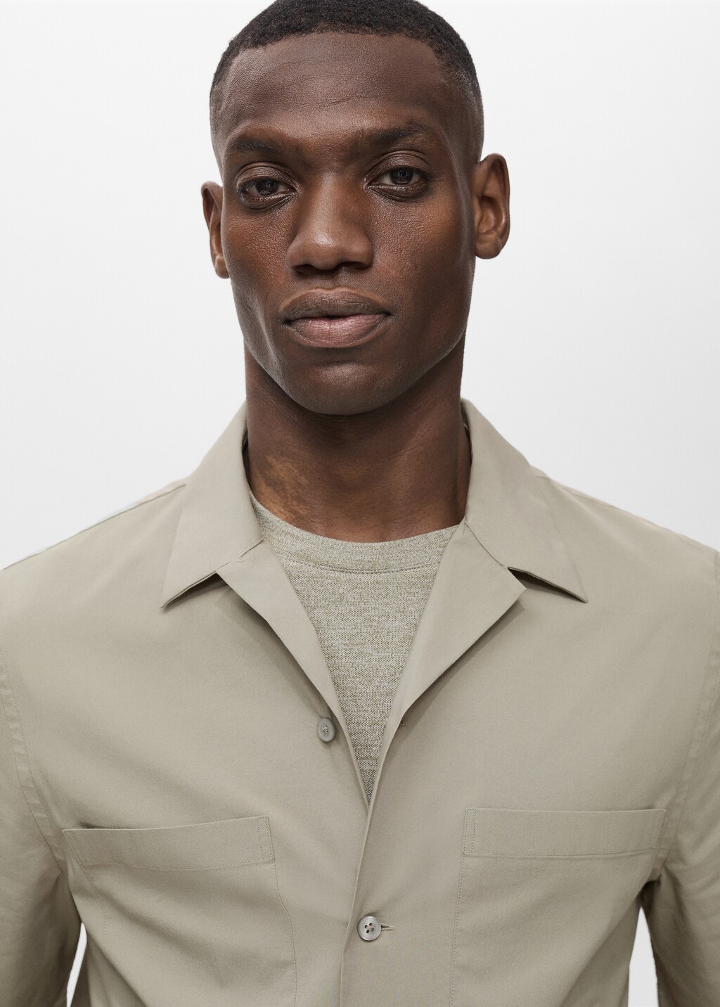 Shirt with pockets and bowling collar