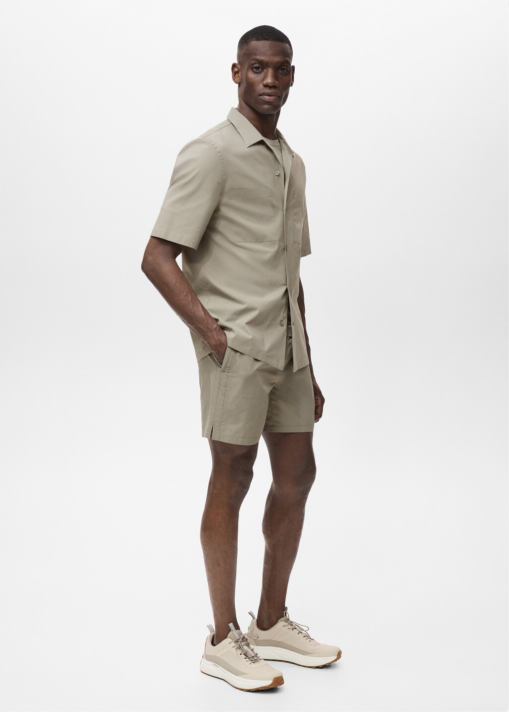 Shirt with pockets and bowling collar