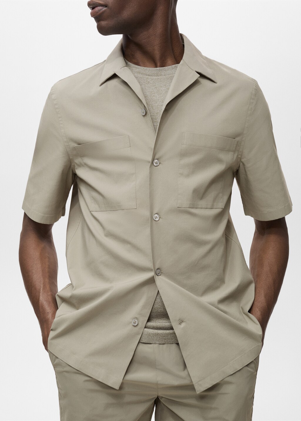 Shirt with pockets and bowling collar