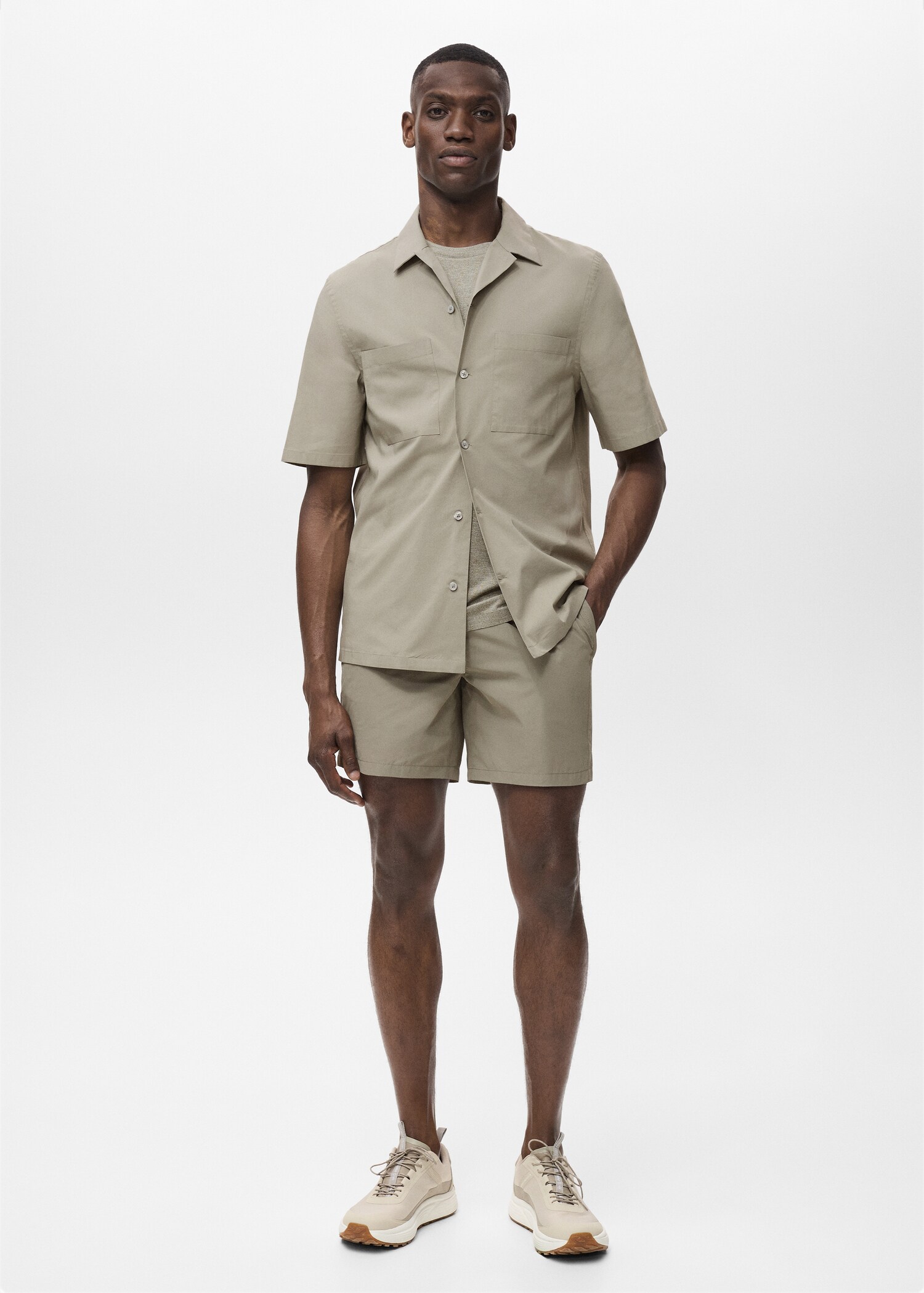 Camisa bolsillos cuello bowling - Plano general