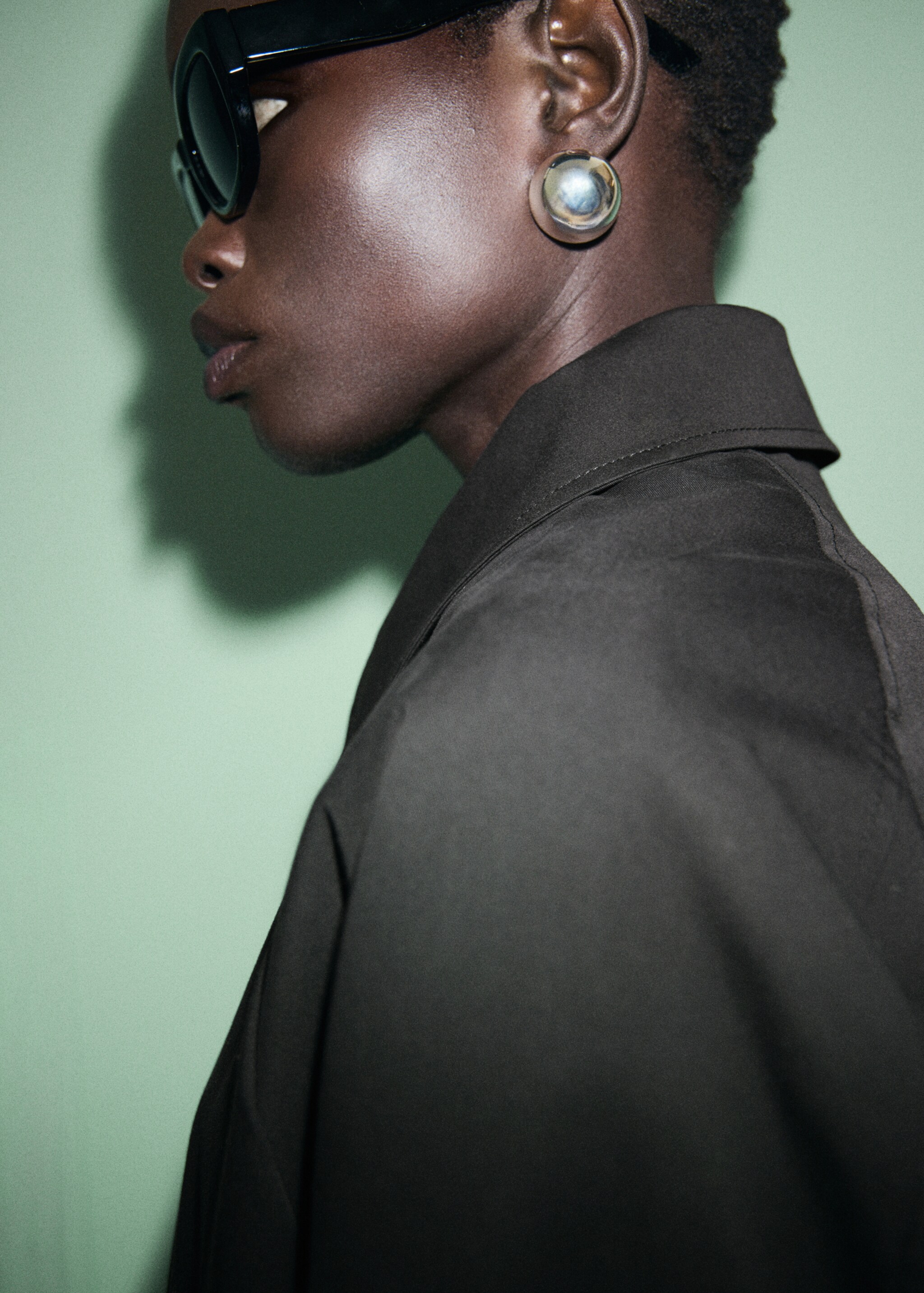 Short oversized trench coat with epaulettes - Details of the article 1, Black. Ref: 17075152-01.