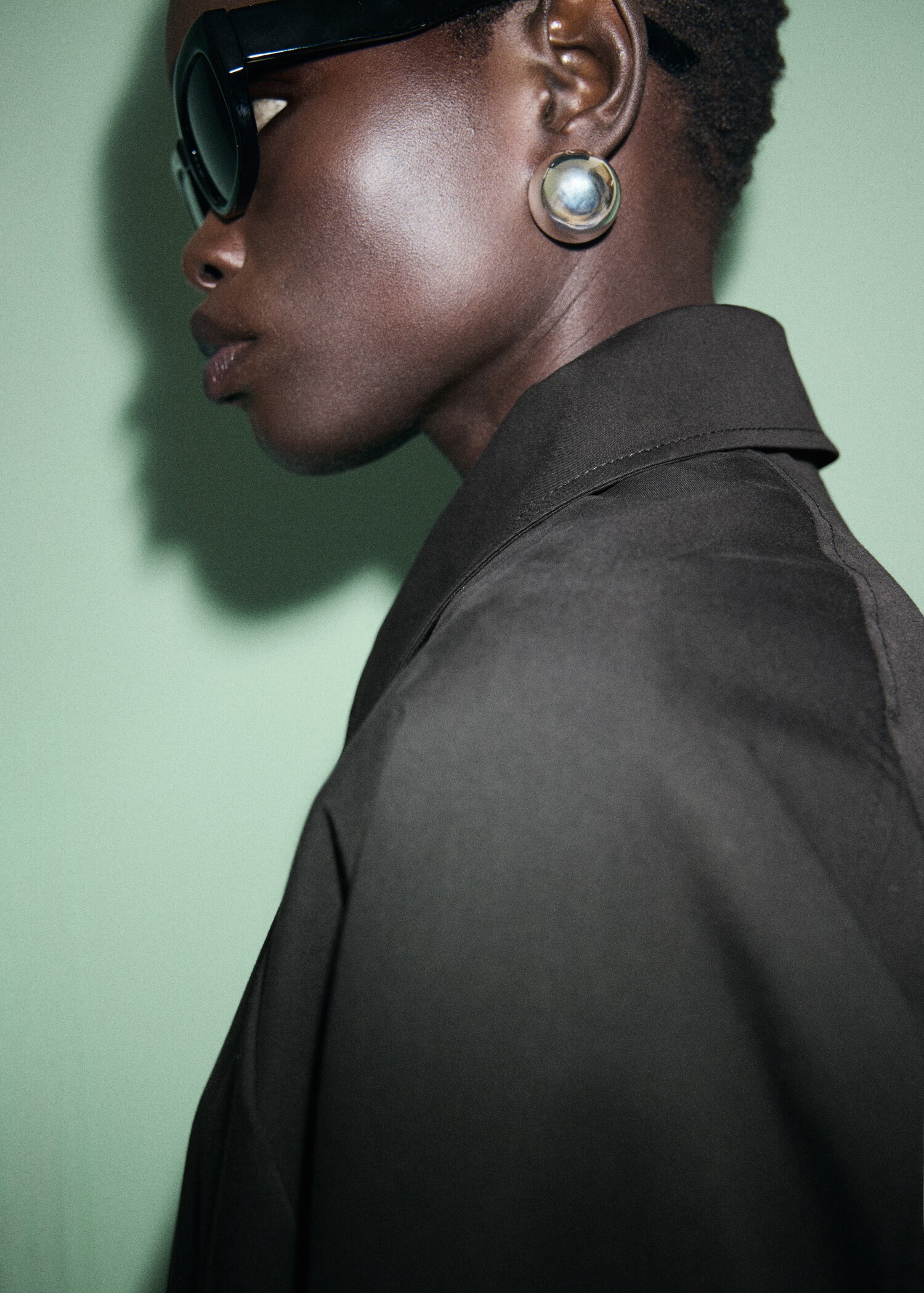 Short oversized trench coat with epaulettes - Details of the article 1