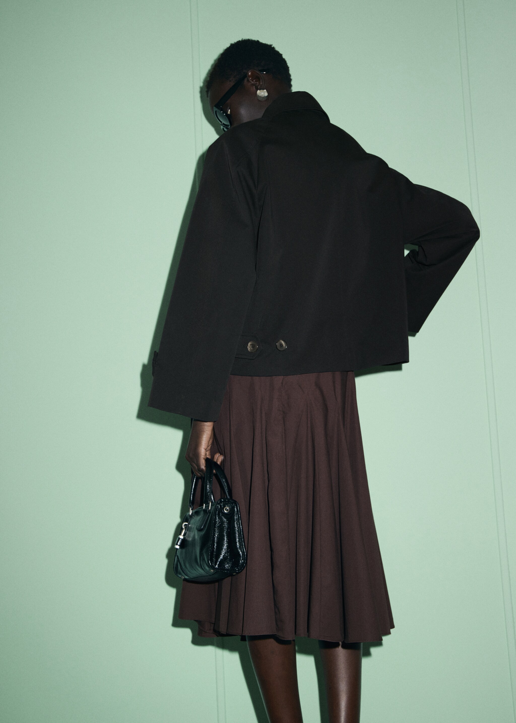 Short oversized trench coat with epaulettes - Reverse of the article, Black. Ref: 17075152-01.