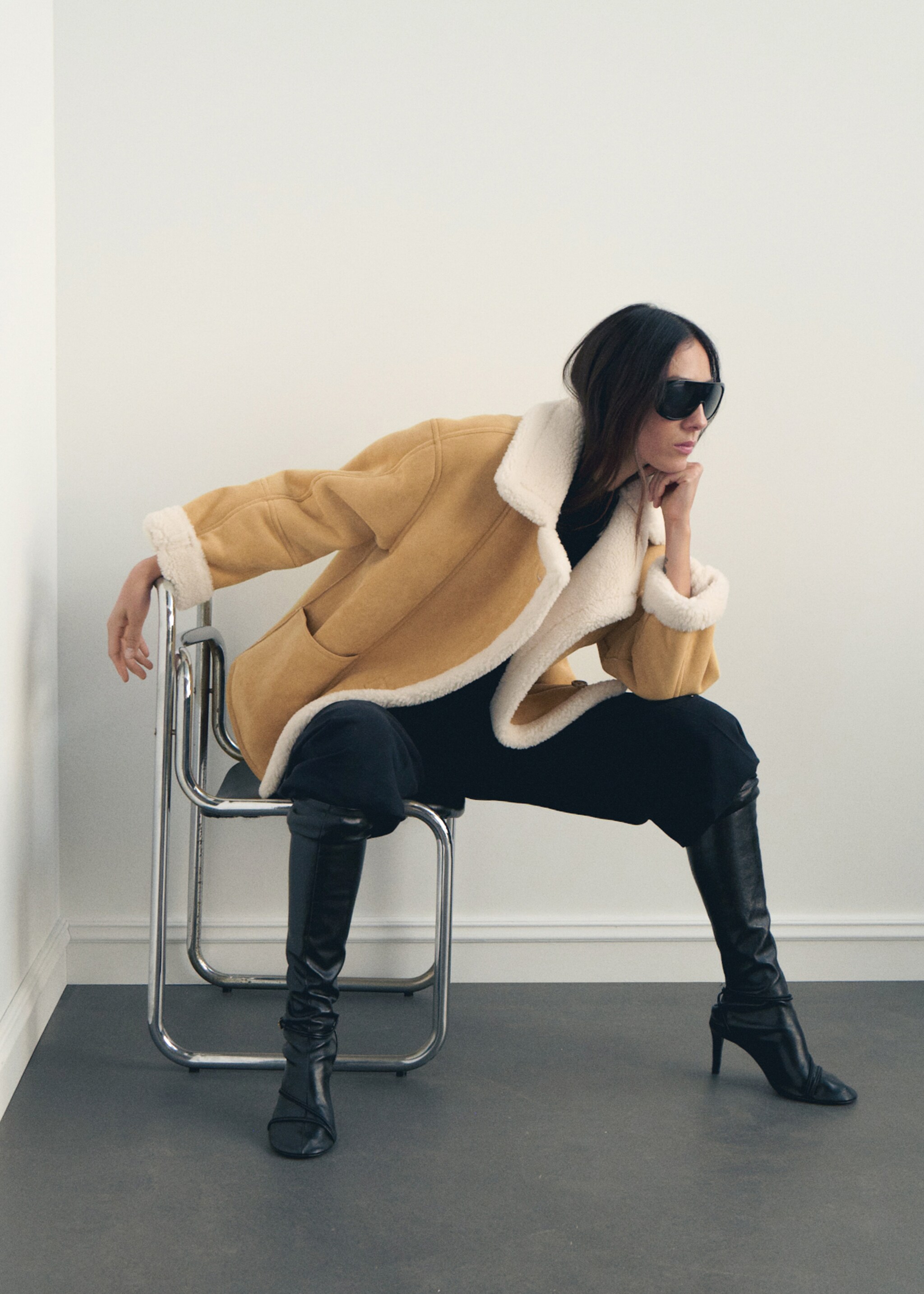 Suede-effect jacket with sheepskin collar - Details of the article 2, Medium Brown. Ref: 17078634-01.