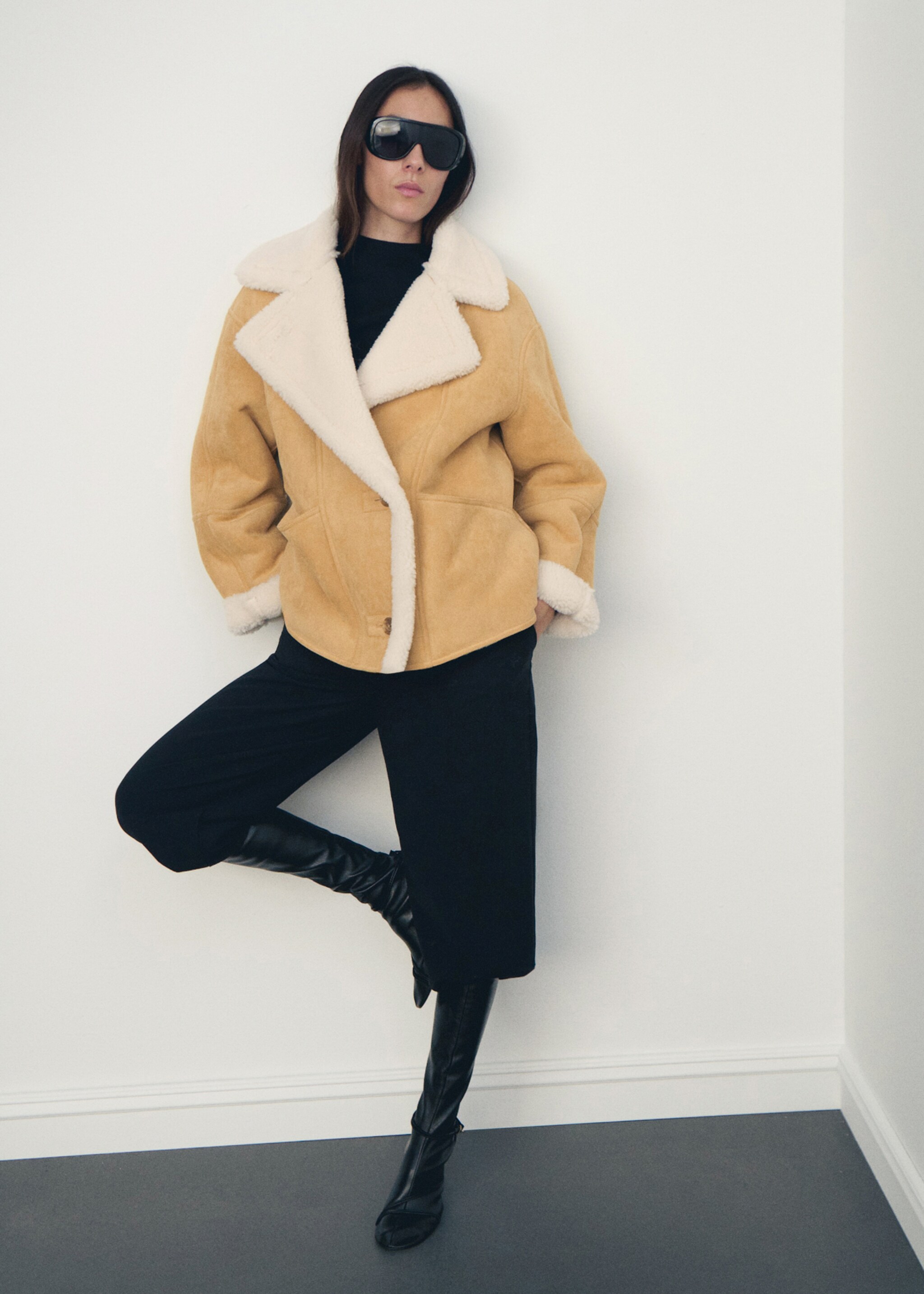 Suede-effect jacket with sheepskin collar - Details of the article 4, Medium Brown. Ref: 17078634-01.