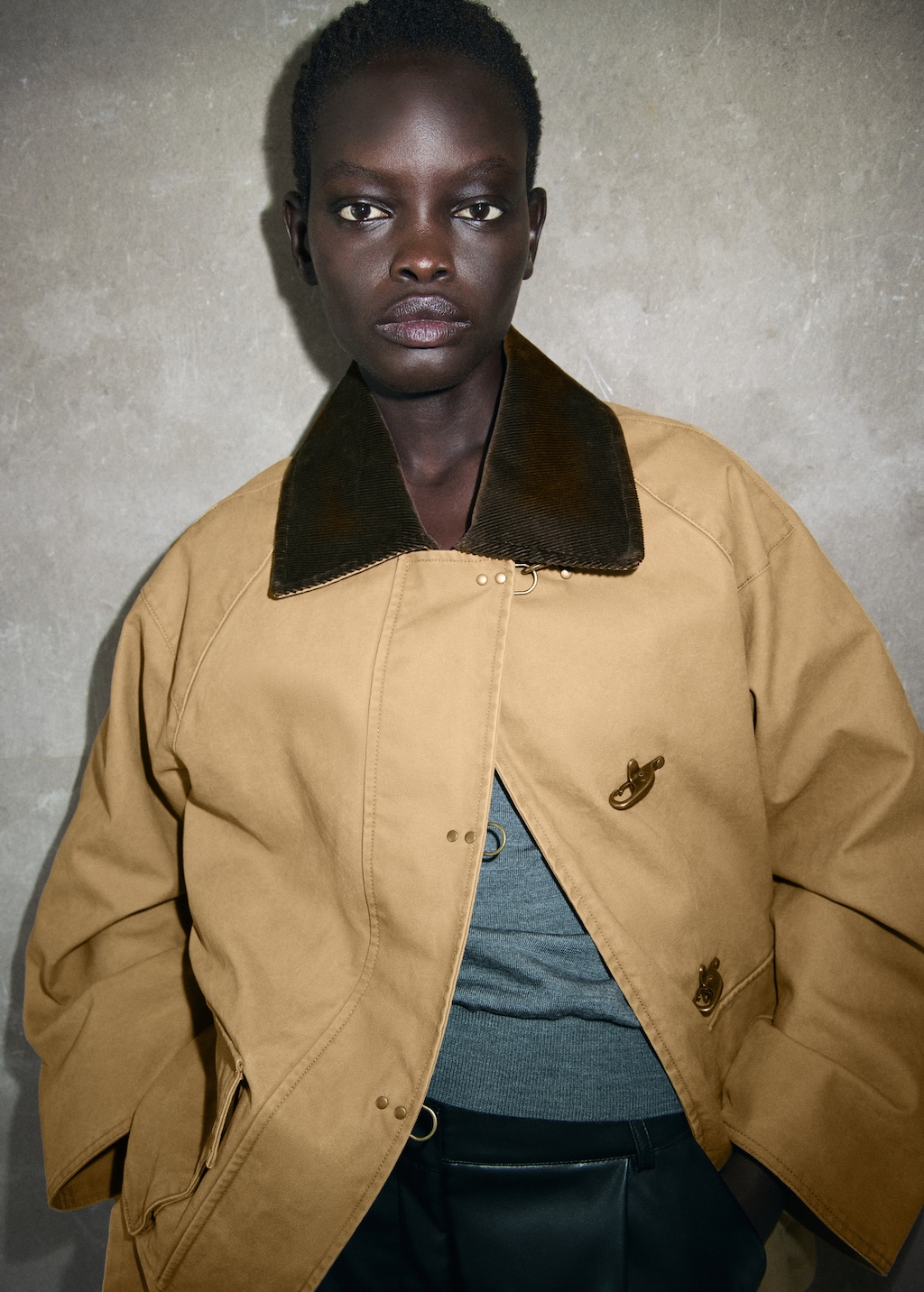 Oversized barn jacket with contrasting collar