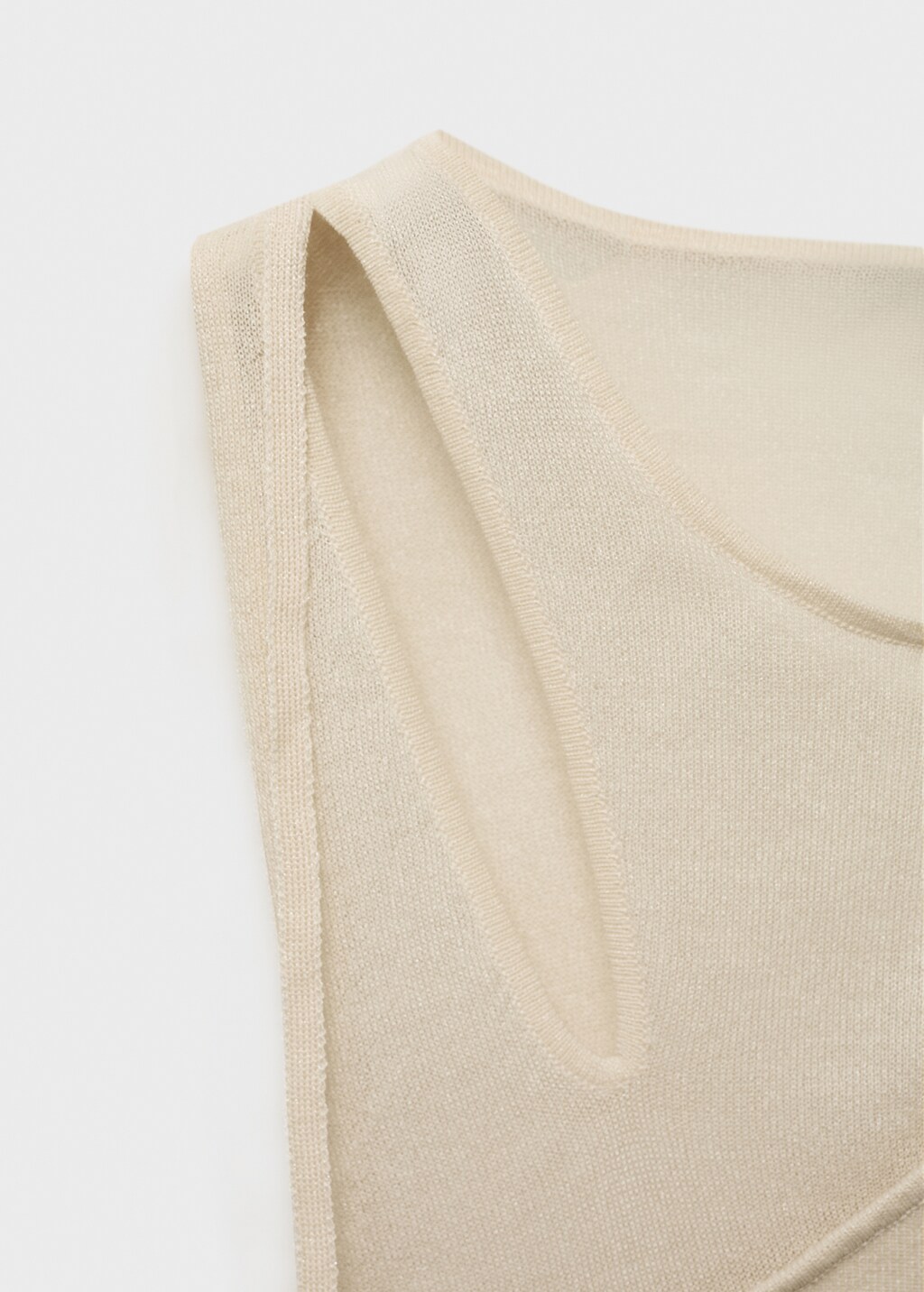 Knitted top with cut-out