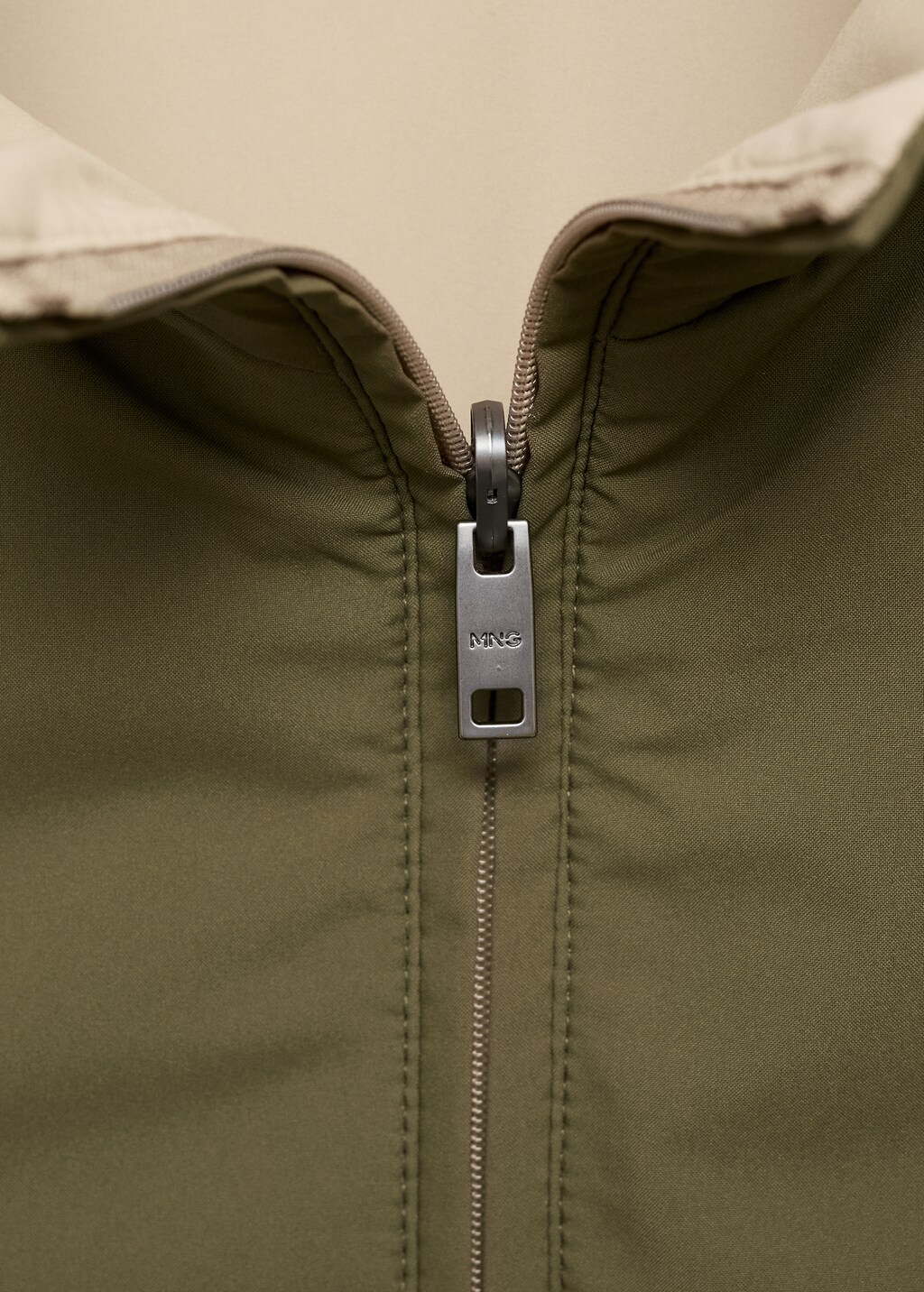 Reversible water-repellent vest