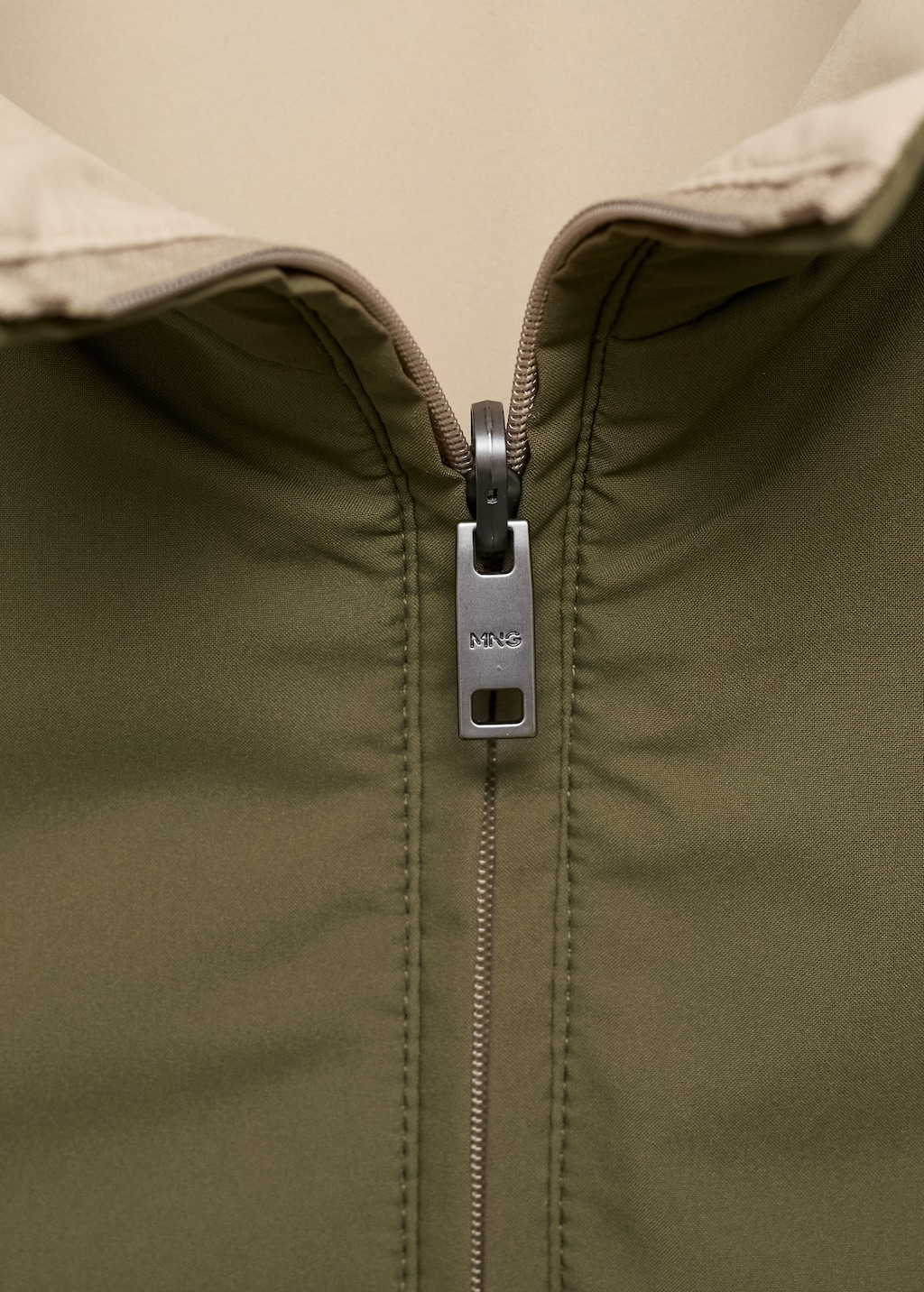 Reversible water-repellent vest